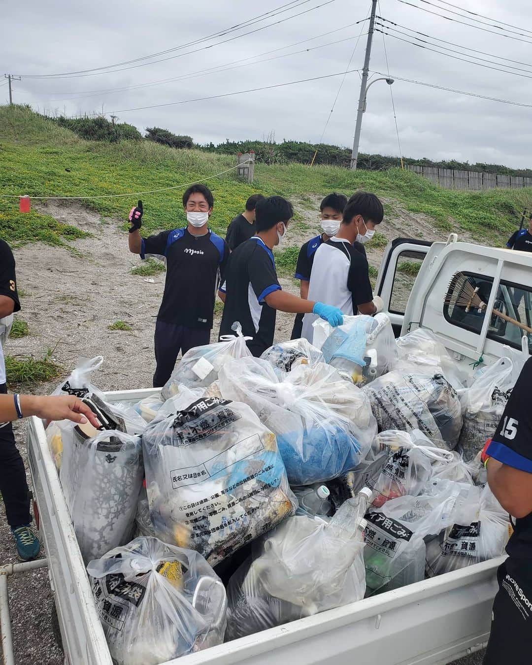 小関翔太さんのインスタグラム写真 - (小関翔太Instagram)「おつでーす😚  7/31日 チームで千葉県富津市の富津海岸にて、 ゴミ拾いを行いました😚  さすがに多すぎました。(笑) 最近全国的にBBQ流行ってますが、 ゴミは持って帰ってくださいね😭  また、 かずさ地域をもっと盛り上げて いきたいと思いますので、 皆様にもご協力よろしくお願いします‼️  帰りの車４人でアンパンマン見てたら ちょっとだけ懐かしくなりました😄 ４人でアンパンマンコンテストしたので みてみてください😂(笑)  #かずさマジック#千葉県#君津 #木更津 #富津#袖ヶ浦#アルプロン ちなみに２枚目の一番奥の#富津岬 で #浜崎あゆみ さんがPV撮ったところでも 有名な場所です😄(笑)  一枚目 #小関翔太 #山縣有輔 さん#野坂亮太 さん #橘朋晃 #岡雄大 #長谷川雄飛 #松尾雄亮  #山本晃希 #喜多真吾 #佐藤虹輝 #伊藤寿真  二枚目 #松尾雄亮 #宮澤義也  三枚目・四枚目 #西村拓真 #宮澤義也 #松田進吾 #小林諭尚 五枚目・六枚目 #橘朋晃 #平雄介  アンパンマン動画 #長谷川雄飛 #松尾雄亮 #土門愛大   それでは良い休日を🙋🙋🙋」8月1日 15時26分 - sho_ta.koseki