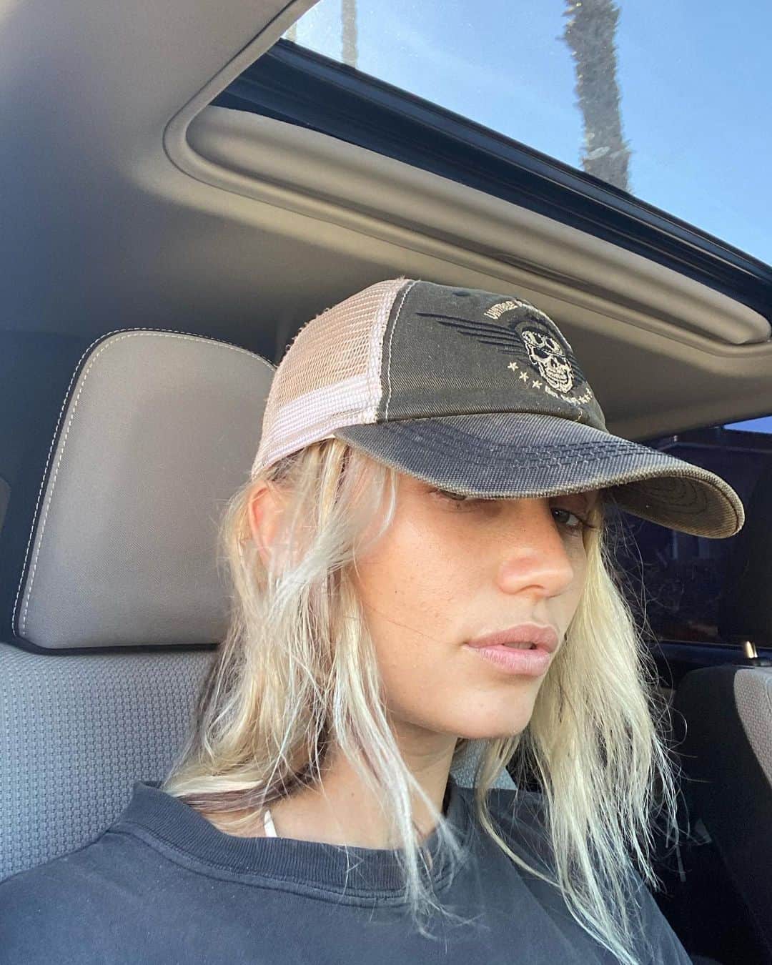 ケイリン・ルッソのインスタグラム：「Is everyone enjoying 𝒮𝒶𝓃𝓉𝒶 𝐹𝑒 ? 😘」