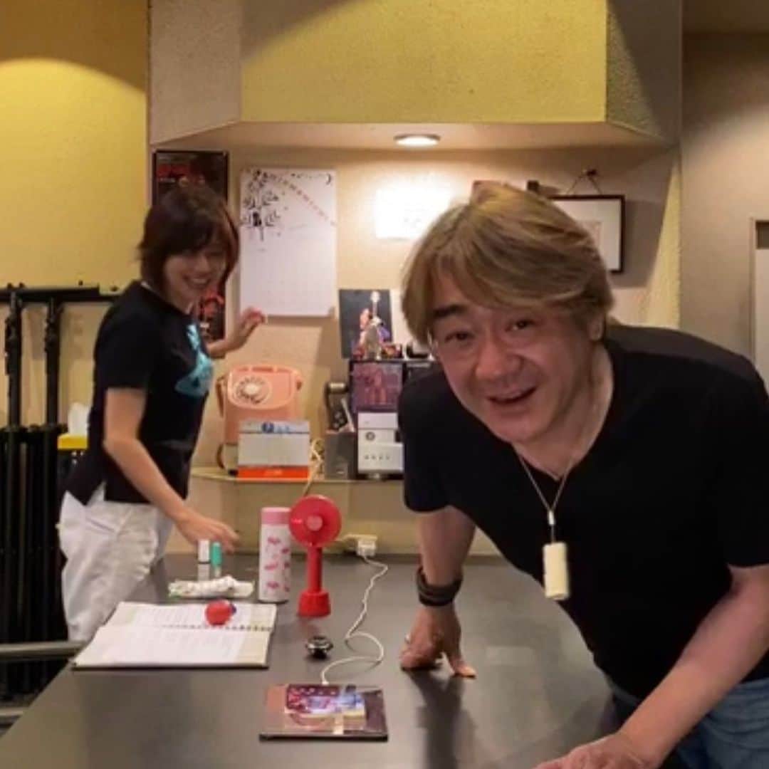 田村直美さんのインスタグラム写真 - (田村直美Instagram)「久しぶりの村民集会　楽しかったなぁ 参加してくれた皆さんありがと 今回はかれこれ30年くらいお世話になってる パワーハウススタジオにお邪魔しました  画面の後ろにあるピンクのは　電　電話❓⁉️のコメントから「持ってる？10円玉〜‼️」 ドキドキの　ジーコロコロ📞しました 繋がって　大盛り上がりの図w  パワーハウススタジオは ひとりPearlや　田村直美を作った大切な場所 デビュー30周年の時もレコーディングさせてもらいました(よしおさんにもきてもらってギター🎸弾いてもらった)ながーいお付き合いのスタジオ 気心しれてて　リラックスしすぎー😆  スタジオ使っていいよ　って言ってくれてるのに ロビーがいいの‼️って　のびのびやらせてもらいました(画面からはみ出てましたね)  パワーハウススタジオは生配信システム取り入れて ミュージシャンのサポートしてます 興味のある方は連絡してみてね 今回も柴田さん・有馬さん　ありがとございました またすぐ行くし〜😆」8月1日 15時33分 - tamura_naomi