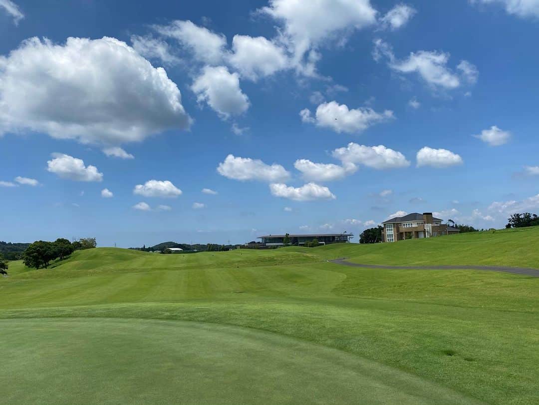 秋本祐希さんのインスタグラム写真 - (秋本祐希Instagram)「8/1 やっと梅雨明け☀️ 今日は久しぶりのブリストルヒルへ⛳️ 難しいけど ここのゴルフ場 好き☺︎ 雰囲気とかAW kitchenのご飯とか。 スコアは 良きアドバイスのおかげで 今日は難しいなりに楽しく頑張れた😆 ありがとう⛳️❤︎ #golf #ゴルフ #ゴルフ女 #enjoygolf」8月1日 15時36分 - ayuuki0908