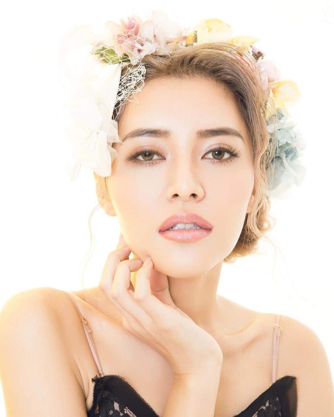 のインスタグラム：「Beauty h&m💄 . Photographer: @mataozi  Model: @mariayuofficial  Stylist: @maanbo11  Hair&make: @tmm_238  ( @makeover_tokyo ) . . .  . . .  #マリア友 #yumaria#model #shooting#fashion#monotone  #photographer#taoma#taozistudio  #stylist#masahiromurase#ファッション  #hairmake#makeup#編み込み #ヘアメイク#ビューティーメイク #CHANEL#アクセサリー #中村巴美#tomominakamura」