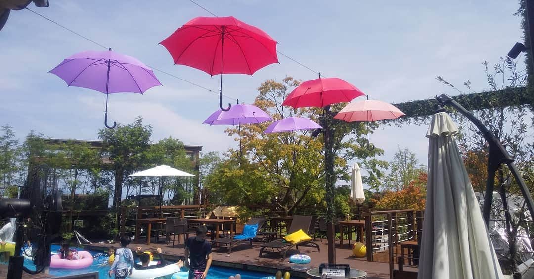 のインスタグラム：「こんにちは(*^^*) 島原温泉ホテル南風楼でございます(^^) ・ ８月最初の週末～(*´∀｀) たくさんのご利用ありがとうございます(^^) ・ 青空の下、 プールからは、楽しそうな賑やかな声が、 たくさん聞こえています(*≧∀≦*) ・ 楽しい思い出を、たくさん南風楼でお過ごしくださいませ(*´∀`)♪ ・ #九州 #長崎 #島原 #雲仙 #島原温泉 #温泉 # 南風楼 #ホテル南風楼 #楽しい #最高 #カップル #女子会 #インスタ映え #家族旅行 #旅行 #日帰り旅行  #onsen #happy #travel #nagasaki  #青空 #夏 #絶景 #家族 #夏休み  #海  #素敵な景色 #プール」