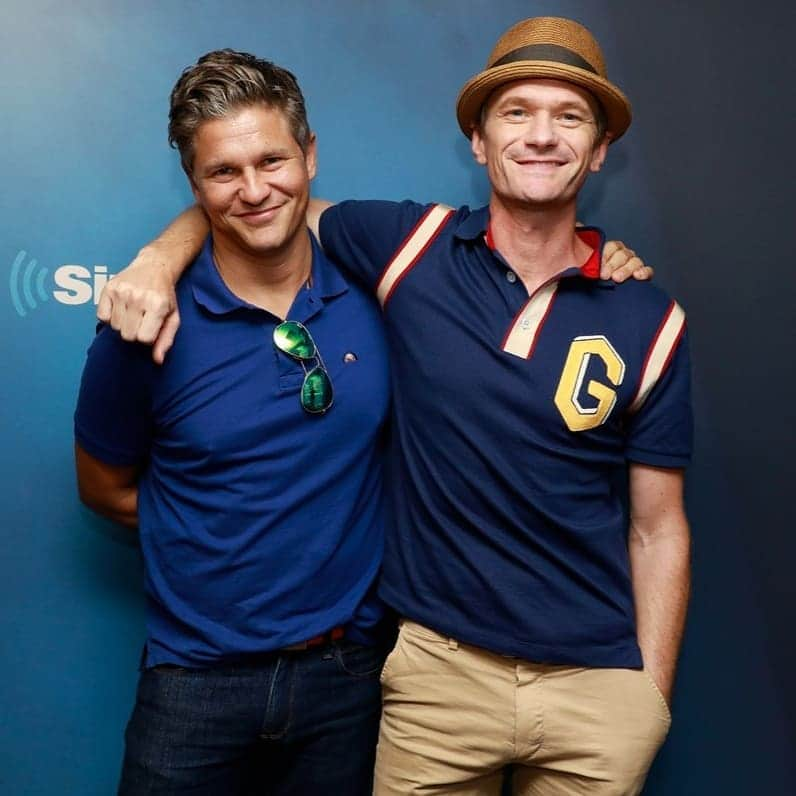 ニール・パトリック・ハリスのインスタグラム：「Sorry for not posting in so long. I don't like just reposting all the time. Hate hot having new content to post.  #neilpatrickharris #davidburtka #nph #db #tagsforlikes #actors #lovethem #handsome #chef #repost #couple #husbands @nph @dbelicious 💙🙂」