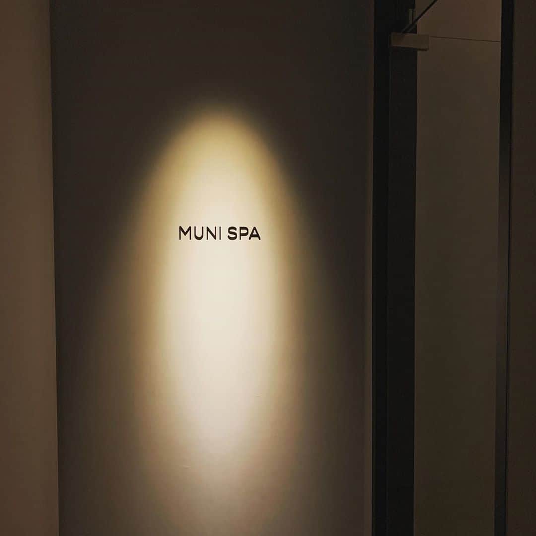 のインスタグラム：「MUNI SPAも見学させてもらいました。  エントランスで気付くのはさりげなく漂う香り。お聞きしたら水尾の柚子と北山杉など京都の自然を取り入れたの香りとのこと。本当に心地の良い香りでね、リラクゼーションの際に使われるバームや、ホテルのテーマとなる香りとしても採用、統一されています。ホテルでは気づかないくらいさりげないものなのですが、面白い試みだなと思いました。アメニティも同じ香りで、原料から使用感まで大変こだわったこれまでにないものだそう。宿泊される方はぜひ使ってみて感想教えてくださいね。  スパの方は宿泊者以外でも利用可能。シャワーやパウダールームも完備されています。2人同時の施術もできるお部屋なので、ちょっと贅沢な女子旅として立ち寄ったり、京都が地元だという方にもおすすめ。  個人的には香りがとっても気に入ったので、いつかボディトリートメントで香りを存分に楽しみたいなと😌  #京都 #嵐山 #京都観光 #ホテル #munikyoto  #MUNI #kyoto #arashiyama #munispa  #DJAIKO62 #京都旅  #京都最新スポット #水尾の柚子 #北山杉」