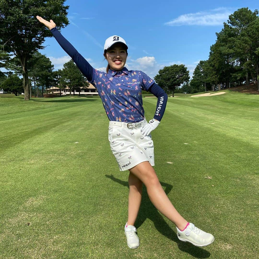 古江彩佳さんのインスタグラム写真 - (古江彩佳Instagram)「珍しく #スイング動画#golfswing #golf #3w #58°  プラスで今年のビバハートのテーマ #カーニバル#carnival の#ゴルフウェア #コーデ　してみました  ポーズは考えれなかったので笑　 ポロシャツのデザインに入っている人のポーズしてみました😁  #マラカス #ビバハート#vivaheart  #bridgestonegolf #コアフォース　#coreforce」8月1日 15時55分 - ayaka_furue27