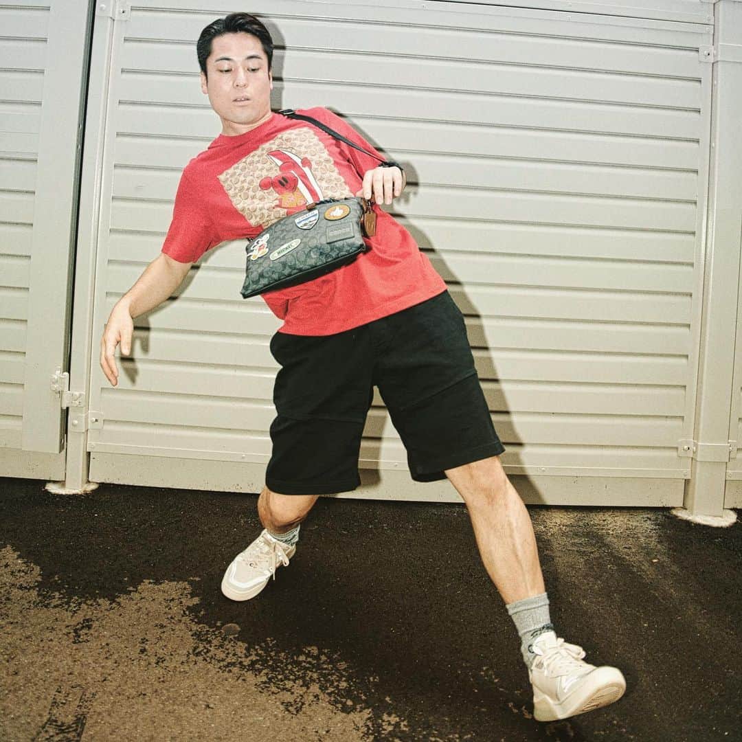 FISHBOYのインスタグラム：「. 🔥✨👍🐭 . 梅雨が明けて、いつもの夏にはない楽しみ方を探しております。おすすめ教えて下さい。 💼👍✨ . #disneyxcoach  #CoachNY」