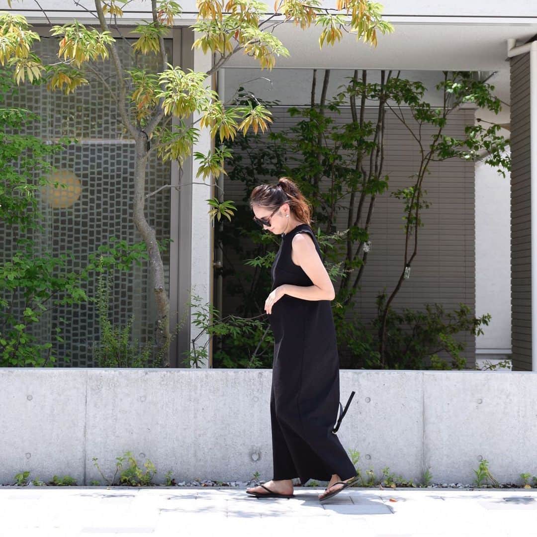 Keikooooooのインスタグラム：「大人ワンピ🦖♡ 首回りのフリンジがなんとも可愛い🤍🖤 ロング丈にしました♡ 身長159センチです🐖🐖🐖 . 👗 @dolce._official 👡 @gap 👜 @dolce._official」