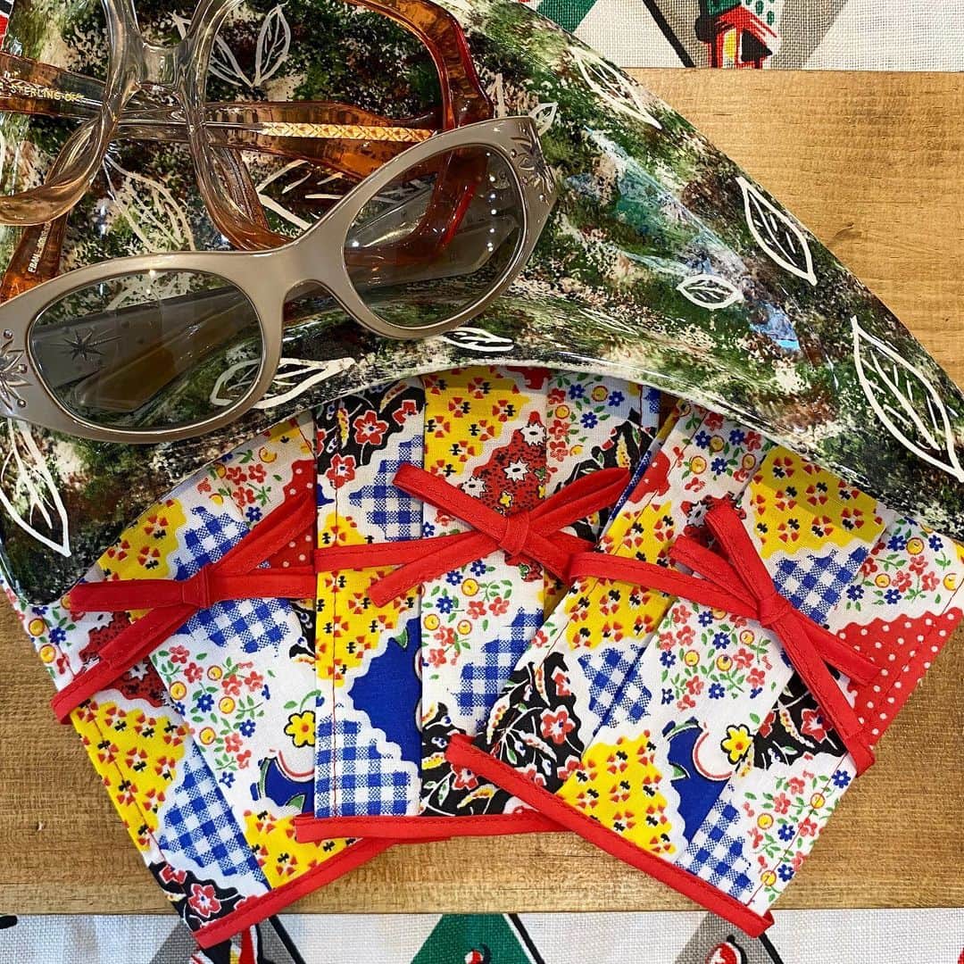 NUTTY Vintage&Collectibleのインスタグラム：「💐NEW DESIGN RELEASE💐  大人気のマスクカバーに POPでCUTEな花柄が入荷いたしました🌼  ===================== NUTTY original mask cover colorful flower textile  ¥800+tax =====================  ヴィンテージのデッドストック生地を使った、オリジナルマスクで他にはないファッションをお楽しみいただけます＊  ▷三枚仕立てのダブルガーゼ仕様 ▷調節自由なリボンストラップ ▷お洗濯可能、繰り返し使用できる  本日よりONLINE STOREでもお買い求めいただけます📮 まだまだマスクが必要な毎日🌬 送料無料のお得な機会にゲット♡しませんか？🌿🌿」