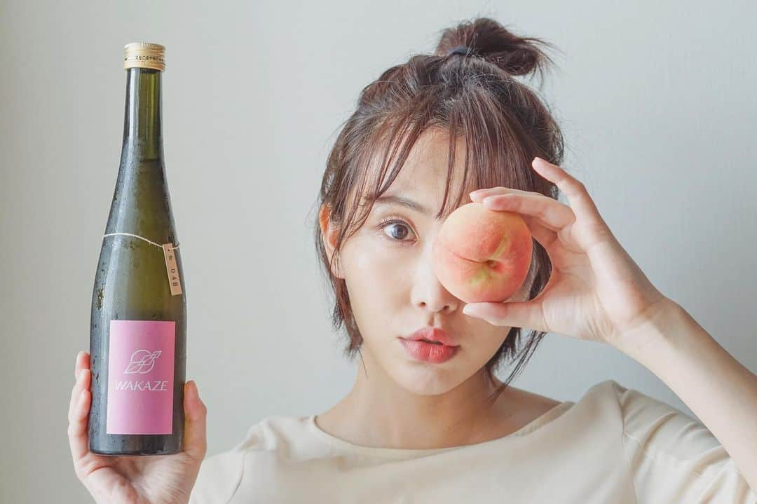 児玉アメリア彩さんのインスタグラム写真 - (児玉アメリア彩Instagram)「【WAKAZE FONIA shiori〜Peach〜】で﻿ #おうち日本酒グラビア﻿ ﻿ ﻿  私の一番好きなフルーツ 桃♡ 暑いのは苦手だけど、 桃が旬の今くらいの時期も悪くない🍑﻿ ﻿ こちらのお酒は 仕込みにドライピーチを使用しており、 口に含むと「THE桃！」な芳醇な甘みがぶわっと広がって﻿ ぴちぴちの桃の香りが鼻から抜けていきます✨﻿ ﻿ ﻿ こちらはWAKAZEさんの﻿ 「三軒茶屋のどぶろく〜nativegrapefruit〜」を仕込水の一部として使用する再仕込製法『醞(しおり製法』を用いており﻿ ﻿ 白麹の使用量を多くすることで、﻿ 甘酸っぱくジューシーな酸味が生まれ、﻿桃の爽やかな甘みが引き立ちます。﻿ ﻿ ﻿ アルコール度数13%の親しみやすさもあり、﻿ ランチのテラス席で肩肘張らず楽しむのにもぴったりな カジュアルな魅力のお酒です✨﻿ ﻿ ﻿ ﻿ ﻿ ﻿ ﻿ ﻿ #本日の児玉酒 #wakaze #三軒茶屋のどぶろく #fonia #portrait #instalike #misssake #児玉アメリア彩 #ミス日本酒 #日本酒 #日本酒女子 #日本酒インスタグラマー #ポン酒タグラム #sakemake #日本酒フォト #sakekampai #sakebottle #飲酒タグラム #酒スタグラム #日本酒で乾杯 #sakelover #sakephotography﻿ #sake #sakegirl #sakestagram #japanesesake #japanesemodel #selcagram」8月1日 16時08分 - aya_amelia_kodama