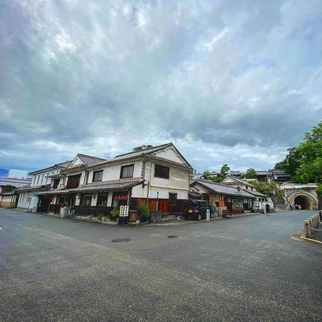 japantripのインスタグラム：「雨上がりの夕方  #倉敷美観地区散策  #kurashiki  #okayama  #unseenjapan #instatrip  #カメラ女子  #カメラ女子旅  #カメラ旅 #tokyocameraclub  #tokyocameragirls  #東京カメラガールズ #japantrip #japantravel #instapic  #kurashiki_japan  #japanheritage  #倉敷市玉島  #unseenjapanphoto  #unseenjapantrip #myfavoriteplace  #myfavorite  #クラシキブンカ  #unseenjapan  #japantravel  #japanarchitecture  #instatrip  #日本建築 #artlovers #japan_daytime_view  #photo_travelers #photo_shorttrip」