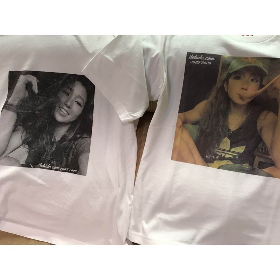 伊東秀和さんのインスタグラム写真 - (伊東秀和Instagram)「15周年スクールTシャツを作るにあたって、最近はクライミング関係の記念Tシャツが増えてきたこともあり、少し違った方向性を目指そうと考えました。企画をお願いしたスクール生の具島さんから、「今回はクライミング関係のTシャツに見えないものを作りましょう！おしゃれで可愛くて抜け感があって、女の子も喜んで着てくれるように！」と言う話をもらい、新しいチャレンジをしたいと思いすぐ合意しました。 最初は僕をモデルにとお願いしたのですが、具島さんから「おじさんをモデルに使っておしゃれで可愛くて女の子に喜んで着てもらえるデザインにするのは難しすぎます!」と言う反論を受け、スクールを代表するアスリートの1人である野中生萌 @nonaka_miho にモデルをお願いすることにしました。何度も写真の取り直しをお願いし、すばらしいショットを撮ってもらいました。またデザインをお願いした青木タクさんには、Tシャツにしたときにおしゃれになるような発色やエフェクトなど何度も試行錯誤を繰り返してもらいました。おかげでクライミングのTシャツとしてはこれまでないような良いものになったと思います！！  まだまだコロナの影響で全国でのイベントやレッスンは出来る日は見通しが立たず、直接感謝の気持ちをお伝えできませんが、15周年を記念したTシャツを着て、@hide9a2019、#祝ヒデスク15周年 を加えてSNS発信もらえたら、投稿を共有できるのでとても嬉しいです！  以下、3つのご購入方法をご用意いたしました。 素晴らしいTシャツの仕上がりになったので是非、生徒以外の一般の方にも着てもらいたいです！ ①インスタグラムのDMから申込みの後、指定口座への振込み→ジムでの受渡し。 協力ジム ↓ JAM静岡店 JAM2浜松店 JAM焼津店 FLASH Rocks倉敷店、岡山店 【JAM3店舗、FLASH、Rocks倉敷、岡山ではジムでの申込み、現金支払いも可能となりました】  FLAT Underground Be born グラビティーリサーチ難波、梅田、岸和田、神戸、姫路店【関西圏の5店舗】 Kironico鹿児島  申込み期間8月1日〜8月20日 購入希望者→直接インスタグラムのDMからお願いします。 氏名（ふりがな）電話番号 受取り希望ジム、カラーorモノクロ、サイズ、希望枚数をお伝えください。 対応サイズ　XS、S、M、L、XL、XXL  Tシャツ1枚 3,900円 カラーモノクロの2枚セット割引き 7,600円 DMでの申込み内容を確認後、総額の料金と振込み先口座などの情報の返事をさせていただきます。 【振込み期限8月21日】 全国の各ジムには、8月下旬配送予定。  ②LINE payでのご購入&ご自宅への発送 ▶︎受注販売価格（送料込み）　4,400円/枚 ※送金確認後1〜2週間で発送予定  LINEアカウント【ヒデスク15周年記念Tシャツ販売】をお友達追加していただきますと、必要事項ご記入のためのフォーマットをお送りいたします。（自動返信ではありませんので、フォーマットご送付まで少々お時間をいただくこともあります） 画像7枚目にQRコード及びID（検索可能）を載せてありますので、ご参照くださいませ(๑˃̵ᴗ˂̵)  ③手渡しでの販売 レッスンの時やジムでお会いした時に、希望をしていただける方は、是非声をかけていただければと思います。出来るだけ早く手元に届くように手配します。 @raffinee_orientalbio @mammut_japan @camp1889  #ヒデスク #祝ヒデスク15周年 #ヒデスク15周年tシャツ」8月1日 16時15分 - hide9a2019