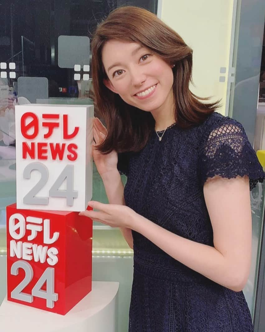 若林理紗のインスタグラム：「卒業のご報告💐﻿ ﻿ 先月をもちまして、﻿ 4年間キャスターを務めた﻿「日テレNEWS24」と﻿ 6年間所属したセント・フォースを﻿ 卒業いたしました。﻿ ﻿ 学生時代も含めると﻿ 12年間のアナウンサー生活が﻿ かけがえのない充実した日々であったことは、﻿ これまでお世話になった方々のおかげです。﻿ ﻿ BSフジニュースのみなさま﻿ 山陰中央テレビのみなさま﻿ NHK「Biz+サンデー」のみなさま﻿ フジテレビ「プロ野球ニュース」のみなさま﻿ BS11「報道ライブ21 INsideOUT」のみなさま﻿ FM yokohama 「Local first for Tomorrow」﻿ のみなさま﻿ 日本テレビ「日テレNEWS24」﻿ 「the SOCIAL」「NEWS 24 JAPAN」﻿ のみなさま﻿ ﻿ あたたかく受け入れてくださった﻿ 取材先のみなさまと、﻿ 貴重なお話を共有してくださった﻿ ゲストのみなさま。﻿ ﻿ 最後も優しい言葉をくださった﻿ 事務所の社長とマネージャーさんたち、﻿ どんな時もサポートしてくれた﻿ 家族や友人たちに、﻿ 感謝の気持ちでいっぱいです。﻿ ﻿ この空間を通して﻿ いつもあたたかく応援してくださった方々も﻿ 本当にありがとうございました。﻿ ﻿ 多種多様にわたるニュースや出来事を知り、﻿ 学び、伝えることができる﻿ アナウンサーという職業は本当に魅力的です。﻿ ﻿ 一方で、30歳を過ぎてからは﻿ 専門性を深めたい思いが強くなり、﻿ 伝えた先に何が起き、﻿ 良い方向に変えることができたのかが﻿ 非常に気になるようになりました。﻿ ﻿ 来月からはその実現に向けて、﻿ 新たな仕事を始めます。﻿ ﻿ またどこかで、何か素敵な形で、﻿ みなさんとまたお会いできることを﻿ 楽しみにしております！﻿ ﻿ こちらのアカウントをどうするのかは、﻿ 少し悩み中です。﻿ ﻿ またご報告させてください😊﻿ ﻿ 感謝を込めて、﻿ 2020.8.1﻿ 若林理紗」