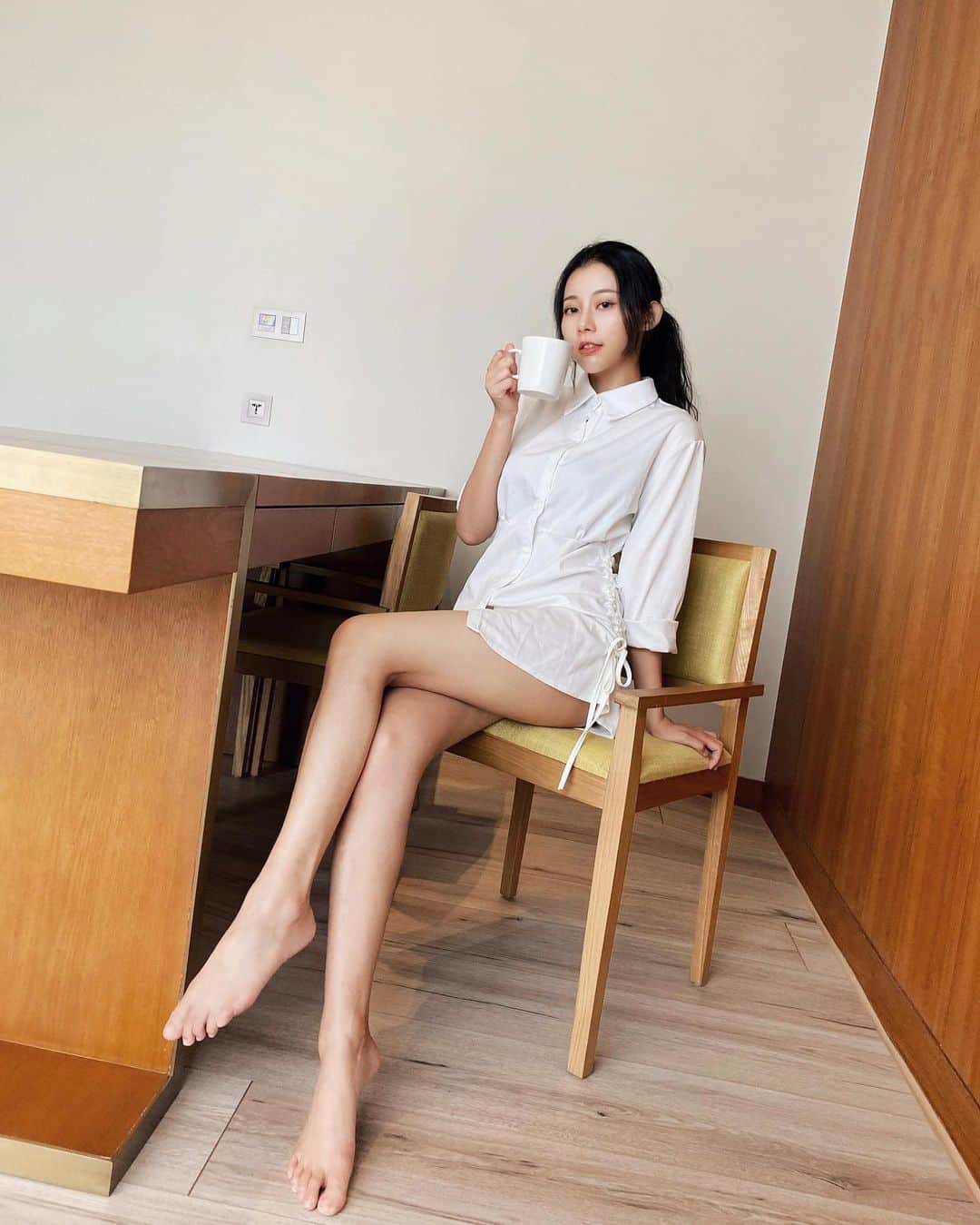 張香香のインスタグラム：「來杯咖啡嗎？☕️ 本來想很做作地這樣打🤣 但我不喝咖啡😂 倒是想到一招可以教教大家😳 平常不太便秘但出遊就會🥺 這時一起床就先灌三杯溫水 就很有機會順暢了🤪試試～ - 連身襯衫/ @z.zebra0611」