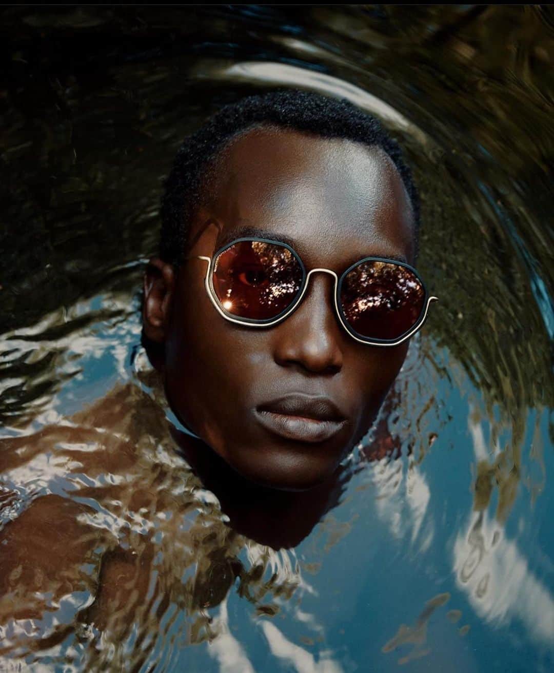 リリー・コールのインスタグラム：「Honeys! V proud to share our new Wires Glasses - w lenses & rims made of bio-plastic from castor beans! That’s right. Fuck petroleum and plastic, let’s.. S҉E҉E҉ ҉T҉H҉E҉ ҉W҉O҉R҉L҉D҉ ҉W҉E҉ ҉W҉A҉N҉T҉ ҉T҉O҉ ҉C҉R҉E҉A҉T҉E҉ (w style, fun and panache alongside). . It’s been a lot of work to make the glasses in this way. So thank you to the @wiresglasses team. Video on wiresglasses.com shows you how they are handcrafted in northern Italy. . I loved working on this photo shoot with great artists and some old friends: Photography by @ronan_gallagher__ styled by @lucindachambers featuring the beautiful @bibiabdulkadir & @dennisokwera ... make up by @niamhquin & hair by @marimarilondon #wiresnotwaste」
