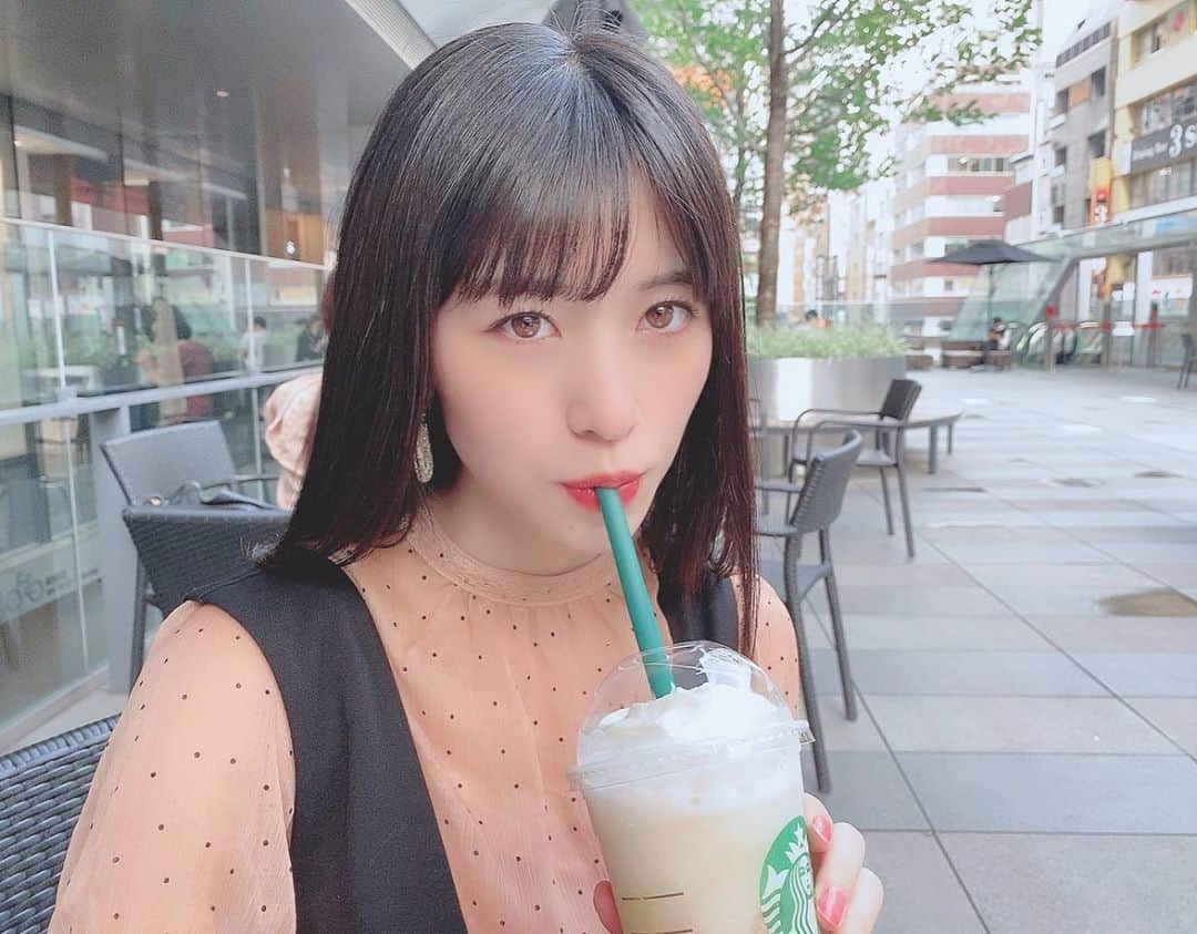仙石みなみのインスタグラム：「.🍑 桃のうまみ〜。 8月もよろしくです♡ . #スタバ #starbucks #桃 #peach #frappucino #august」
