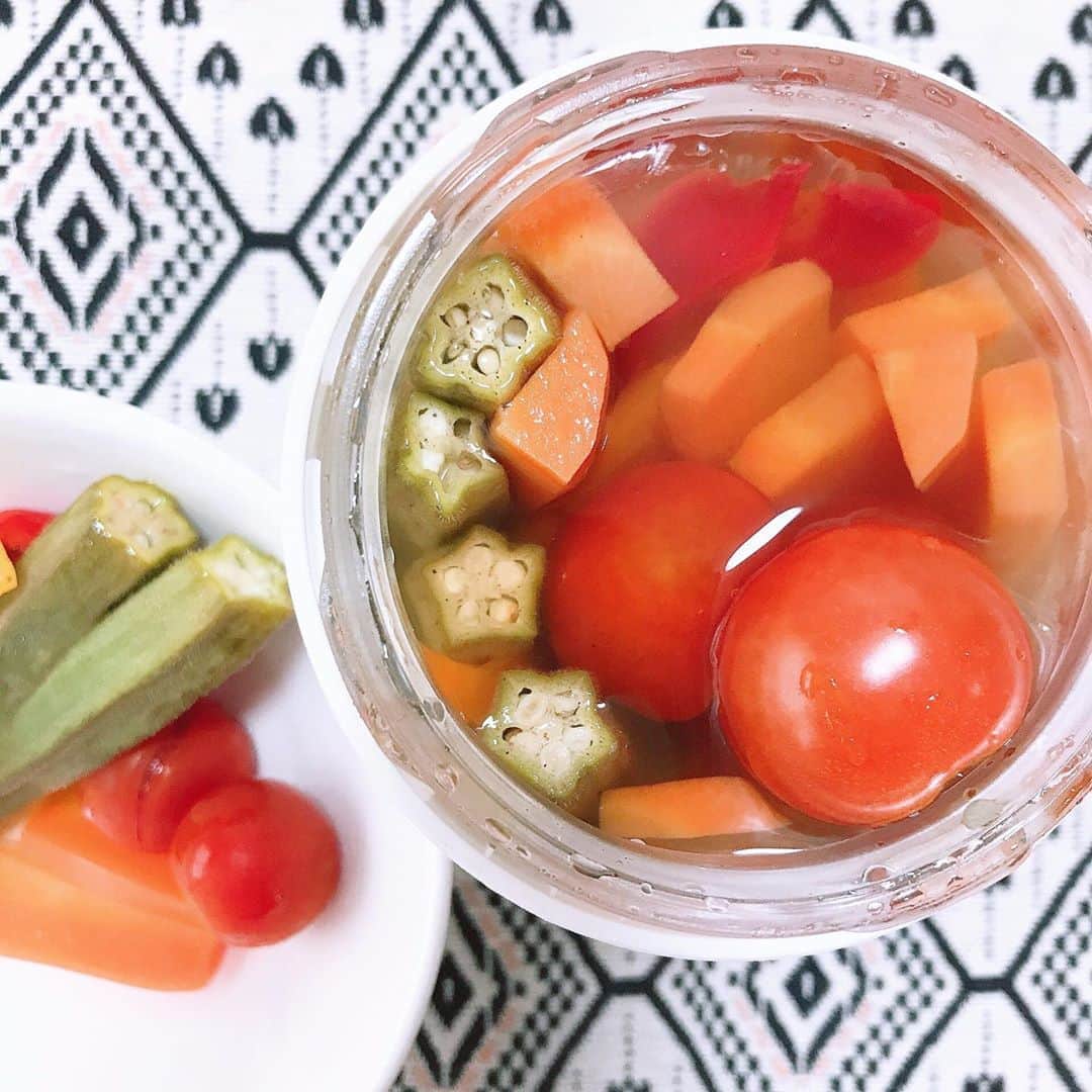 のインスタグラム：「#自家製ピクルス 🥒❤️﻿ 夏野菜ピクルスと豆腐とオクラのおつまみピクルス作った♪﻿ ﻿ お家で獲れたミニトマト・にんじん・パプリカ❤️﻿ ﻿ オクラは特に美味しすぎて秒でなくなった😚💕💕💕﻿ ﻿ 今回は米酢使ったんだけど、かんたん酢を使ったらめちゃ簡単にできるよ😚🌼🌼﻿ ﻿ 季節の美味しいお野菜をもっとたくさん食べたいな💕﻿ ﻿ あとは、当分旅行も行かないからぬか漬けも始めようかなって思ってる🧐❤️﻿ ﻿ #ピクルス #パプリカ #自家製ピクルス #ミニトマト #家庭菜園 #オクラ #にんじん #料理写真 #おかず作り置き #おかずレシピ #おかず #おうちごはん #おうち #おうちごはん部」