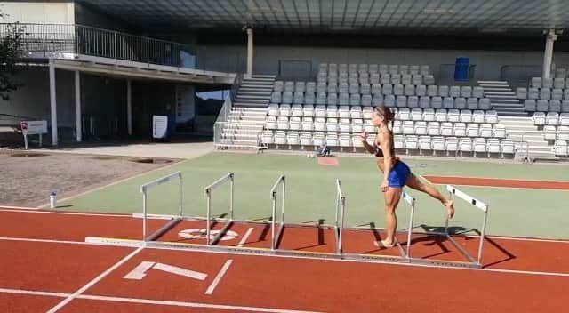 ゾーイ・クラークのインスタグラム：「Fun ancillary session in the sun yesterday. It’s been so long since I’ve done hurdle mobility, my hips were definitely feeling it!  #mobility #ancillarywork #hurdles #hurdlewalkovers #medballthrows #training #happy #sun #sunnysession #recoverysession #athlete #track #trackandfield #tracknation #athletics #fitness #fitnessmotivation #fit #aberdeenfitness #aberdeen #asv #aberdeensportsvillage #mobility #stability #fun」