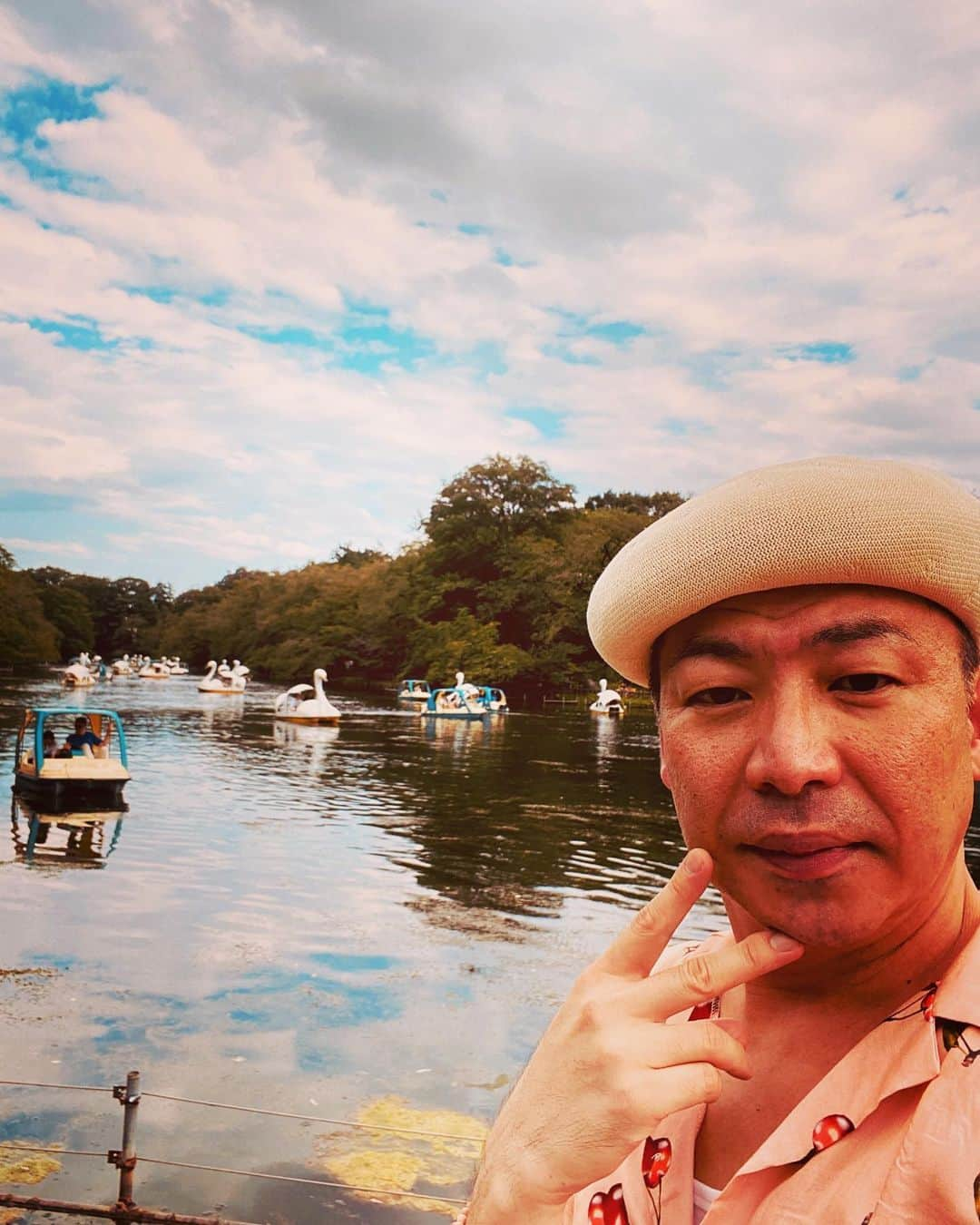 美川憲二さんのインスタグラム写真 - (美川憲二Instagram)「吉祥寺、井の頭公園をお散歩よーー🚶‍♀️💦💦🌳🌳🌳🌳🌻🌻🌻🌻🌻🌿🌿🌿🌿🌿 気持ちよかぁ〜☺️✨✨✨✨ #井の頭公園散歩  #夏の新緑は気持ちいいもんだ  #ほっこりタイム  #美川憲一 #美川憲二 #ヒデコフランセスカ #オネェ系 #ものまね」8月1日 16時31分 - mikawakenji