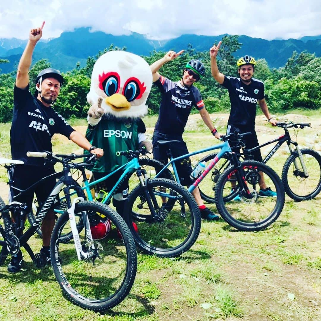 片山真人のインスタグラム：「【ガチャスタグラム 池田編】  ホームタウン紹介動画池田町編😎 池田町を大満喫な1日⤴️ 山雅公式YouTubeで配信スタート💻  #松本山雅公式YouTube山雅チャンネル #行ってみよう山雅のホームタウン🤝 #動画配信 kickoff👍 #目指せ再生回数1万回😎 #松本山雅fc  今回のホームタウンは、 #池田町  #またまた大自由な気まま旅🤣 #編集めっちゃ大変なやつ❌ ◆出演者◆ #鐡戸裕史 自由人MAX😎 #ガンズくん 🚴‍♂️乗れた奴👍 #片山真人 #gacha しゃべり担当🎤 #甕町長 特別出演✨ 他.ゆかいな仲間たち‼️ #マウンテンバイク 🚵‍♂️ #番外編初公開😏 #シーソーとか石とか見たよりも難しいから…笑 #カメラ回ってへんとこで転倒して1回転したわ🌀 #せめてカメラの前で… #反省点😭 #けどめっちゃ楽しかった旅👍 #動画ちょい長いけどみんな見てな👀 #池田いい町⛰ #次はどこのホームタウンかや⁉️ #さあ明日はホームゲーム🏟⚽️ #ギラヴァンツ北九州 戦⚡️ #このホームタウン動画のパワーを選手へ✨ #明日も頑張るぜ💪 #サブチャンネル配信も頑張るぜ💪 #勝とう ☆☆☆ #onesoul ☝️」