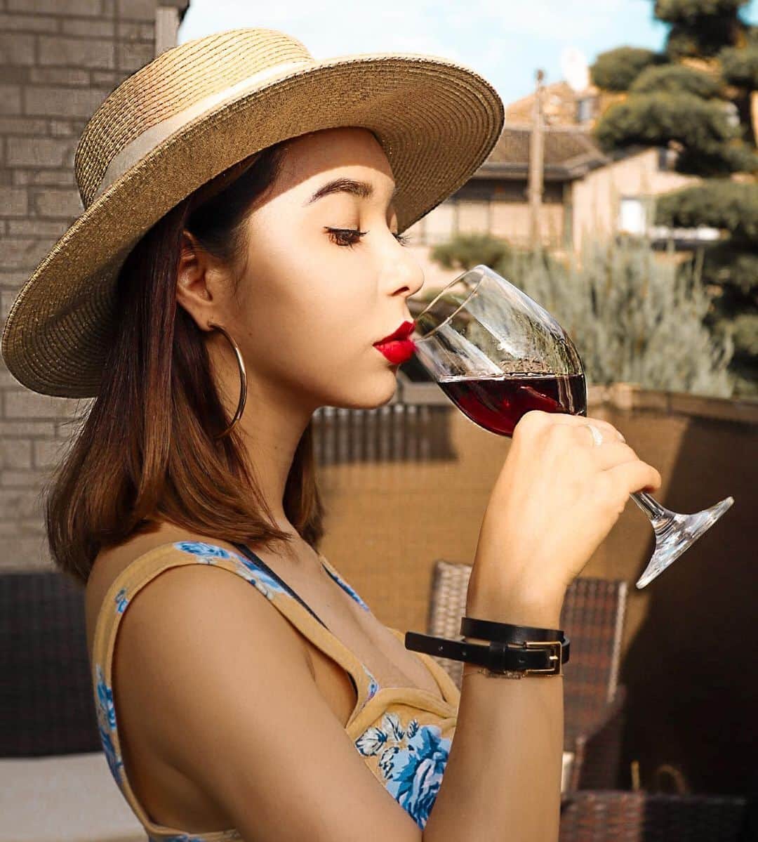 のインスタグラム：「チリ産ワインを久しぶりに飲んだ❣️ 自転車のラベルで有名なチリワイン コノスル　ピノ・ノワール　ビシクレタ　クールレッドは さっぱりしてて、チェリー、ブラックベリー、プラムのフレッシュな果実香が心地よく、冷やして飲む赤ワイン❣️ 夏にお勧め☺️💕 温度は12〜14℃がお勧め👌 チーズは勿論だけど、お肉やBBQにも合うよ😌 Bicicleta(ビシクレタ)はスペイン語、ポルトガル語、イタリア語で自転車っていう意味☺️ 可愛いよね 詳しくは公式アカウントをチェックしてね @conosurlovers.official  . . Vinho chileno para o fds! O nome bicicleta é muito cute ne! E esse vinho tinto é para ser servido gelado🥺 . . Chile wine☺️ Bicicleta! this red wine is to be served chilled❣️ . . .  @conosurlovers.official  #PR #コノスル #コノスルラヴァーズ #家飲み #おうちワイン #conosur #チリワイン #宅飲み #ピノノワール」