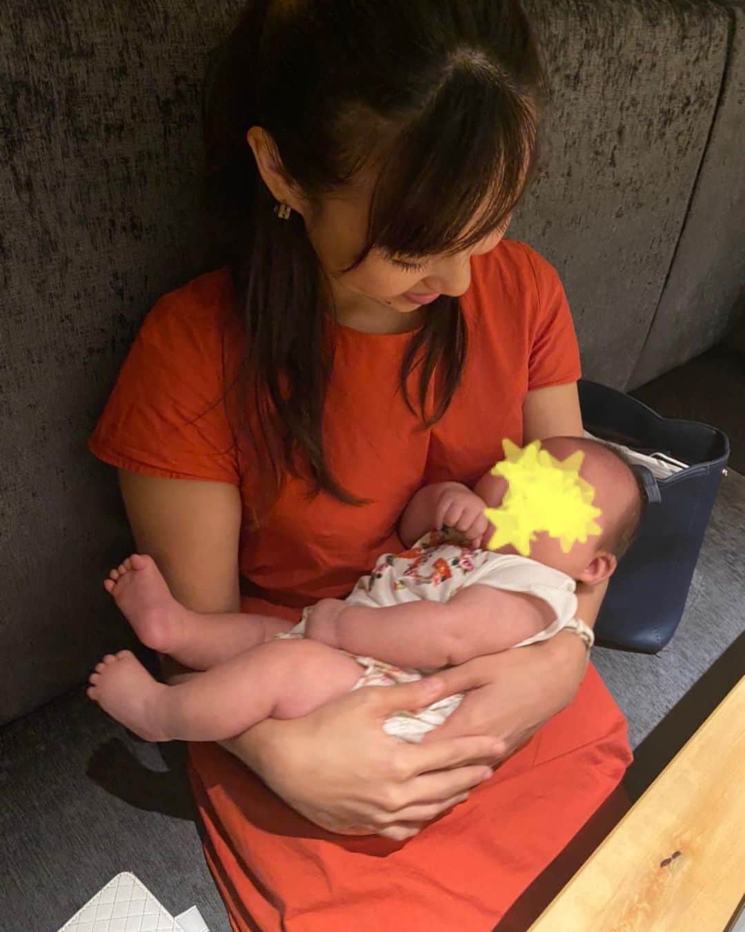 長崎真友子さんのインスタグラム写真 - (長崎真友子Instagram)「ブログに『5人産みます宣言』と、友達のこと書いたら私だと思われてアクセス数凄いことに😂  お友達の生後1ヶ月の赤ちゃん抱っこさせてもらいましたが、女の子ふわふわちっちゃくて本当に可愛い😍そんな中、5人産みます宣言のお友達の発言が本当に衝撃‼️  ブログにて^_^  そして東京の新型コロナ感染者の数、、、衝撃‼︎  この土日は引きこもり、、さっき公園にお散歩だけ行ってきました。シルエットがまだまだ赤ちゃんな次男。可愛い過ぎて手放せない!  息子たちをコロナから守らなくては‼️‼️ おうち時間、楽しみましょう。  #アナウンサー #経営者 #新生児 #stayhome #長崎真友子 #二児の母 #年子育児 #年子ママ #ままのて #ママコーデ #ママリ #ママさんと繋がりたい #ワーママ #ワーママの日常 #ママすたぐらむ #男の子ママ #ママ似　　#stayhome #女の子ママ　#女の子赤ちゃん　#0歳 #tokyo #東京　#コロナ感染者数 #新型コロナウイルス　#5人目　#感染者数」8月1日 16時54分 - mayuko_nagasaki