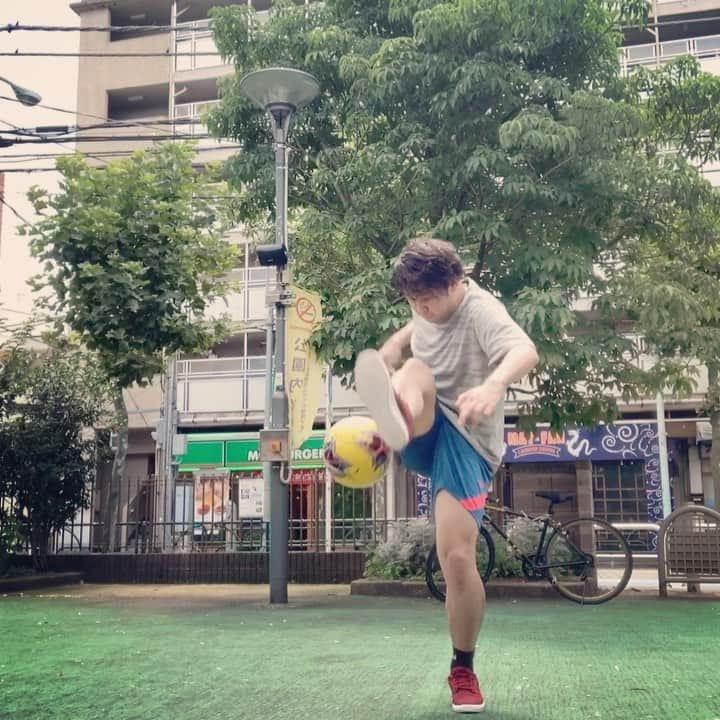 狩野大のインスタグラム：「毎日リフティング60日目  #まんぷくユナイテッド  #毎日リフティング #リフティング #練習 #アラウンドザワールド #まず #リバースアラウンド #3回転 #できた！ #大車輪 #ていう技名らしい #どろみずTV #リフティング動画の時に比べたら #もはや大成長 #見ていてくれ兼近p」