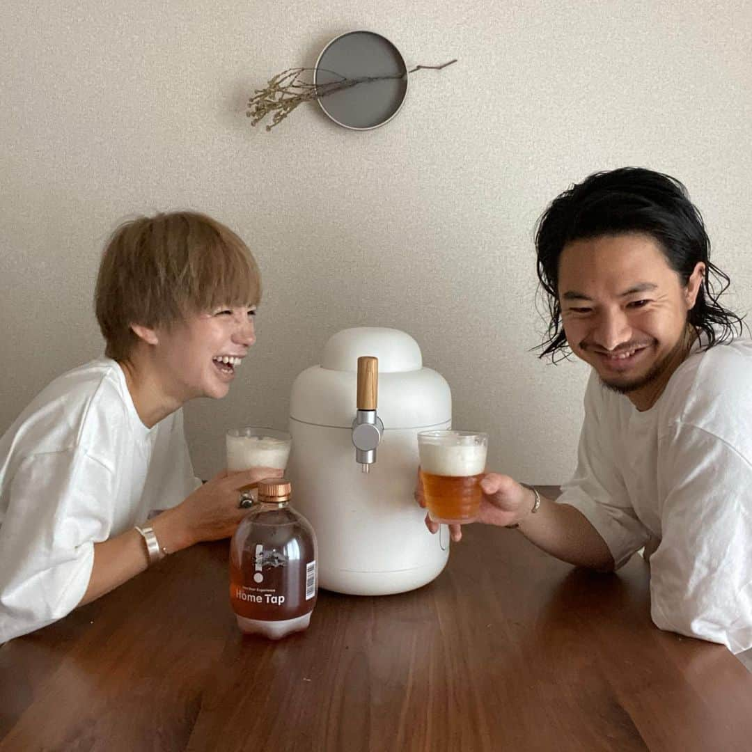 長谷川あやさんのインスタグラム写真 - (長谷川あやInstagram)「🍻🍻🍻#キリンホームタップ#キリン_PR#ビールサーバー#生ビール#クラフトビール#ビール好きな人と繋がりたい#家飲み#夫婦時間 ・ ・ ・ ホッと一息お疲れ様の夫婦時間👫💛 ・ 我が家はおうちで極上の一杯が楽しめる ホームタップが大活躍中✨ ・ 暑い夏にぴったりっ😆‼️‼️‼️」8月1日 17時01分 - ayasuke_0516