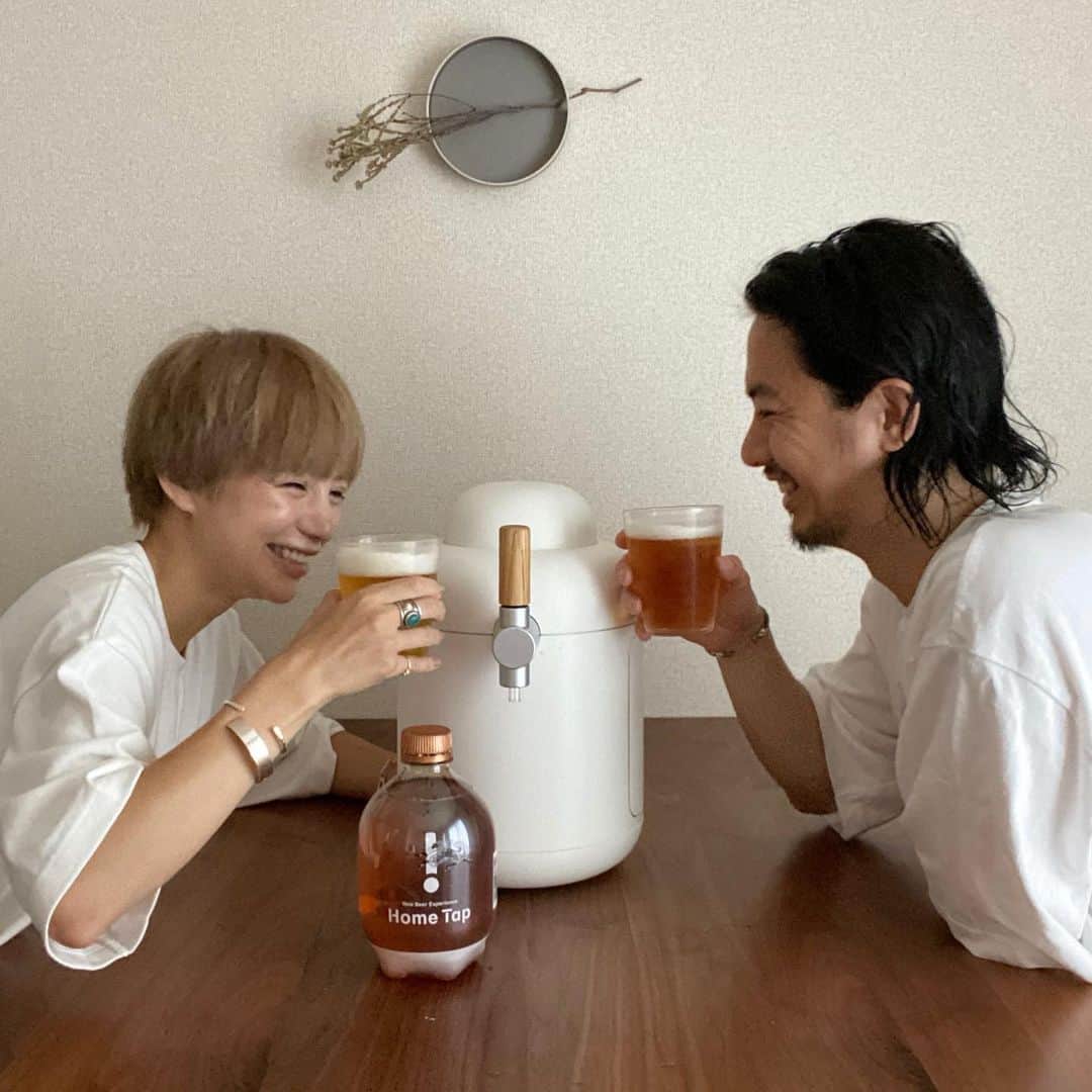 長谷川あやのインスタグラム：「🍻🍻🍻#キリンホームタップ#キリン_PR#ビールサーバー#生ビール#クラフトビール#ビール好きな人と繋がりたい#家飲み#夫婦時間 ・ ・ ・ ホッと一息お疲れ様の夫婦時間👫💛 ・ 我が家はおうちで極上の一杯が楽しめる ホームタップが大活躍中✨ ・ 暑い夏にぴったりっ😆‼️‼️‼️」