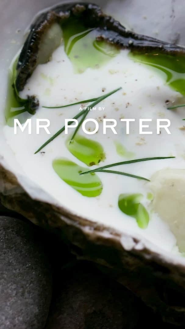 MR PORTERのインスタグラム：「Earlier this summer, MR PORTER decided it would be a pleasant gesture, nay, an essential service to get a few of our friends together for some food, drink and conversation. To do this, we teamed up with Mr @cheftombrown, chef-owner of @cornerstonehackney, an award-winning fish restaurant in east London, who took us on a culinary trip to the coast. Before cooking the five-course Friends of MR PORTER family dinner, Mr Brown talked to us about seafood, how to buy it and cook it at home. 🦪 Head over to the Journal to discover his tips on cooking seafood at home, including a recipe from his Cornerstone kitchen. @andrewgeorgiades @james_aiken @emmanuellawal @yatesy17 @ashton_gohil @melvobaptiste @odellsstudios @olvh #FriendsofMRPORTER」