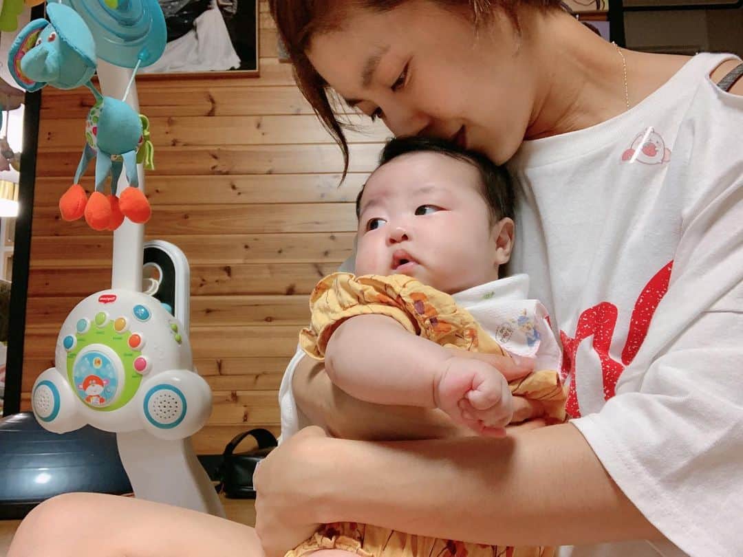 イ・ユンジのインスタグラム：「이느낌,이냄새 모두 꼭꼭 저장해놓을수 있다면살다가살다가 지금이그리울때 꺼낼텐데. 모든엄마들의바램ㅡ #엄마는감성충만인데#티비보지마#정소울」