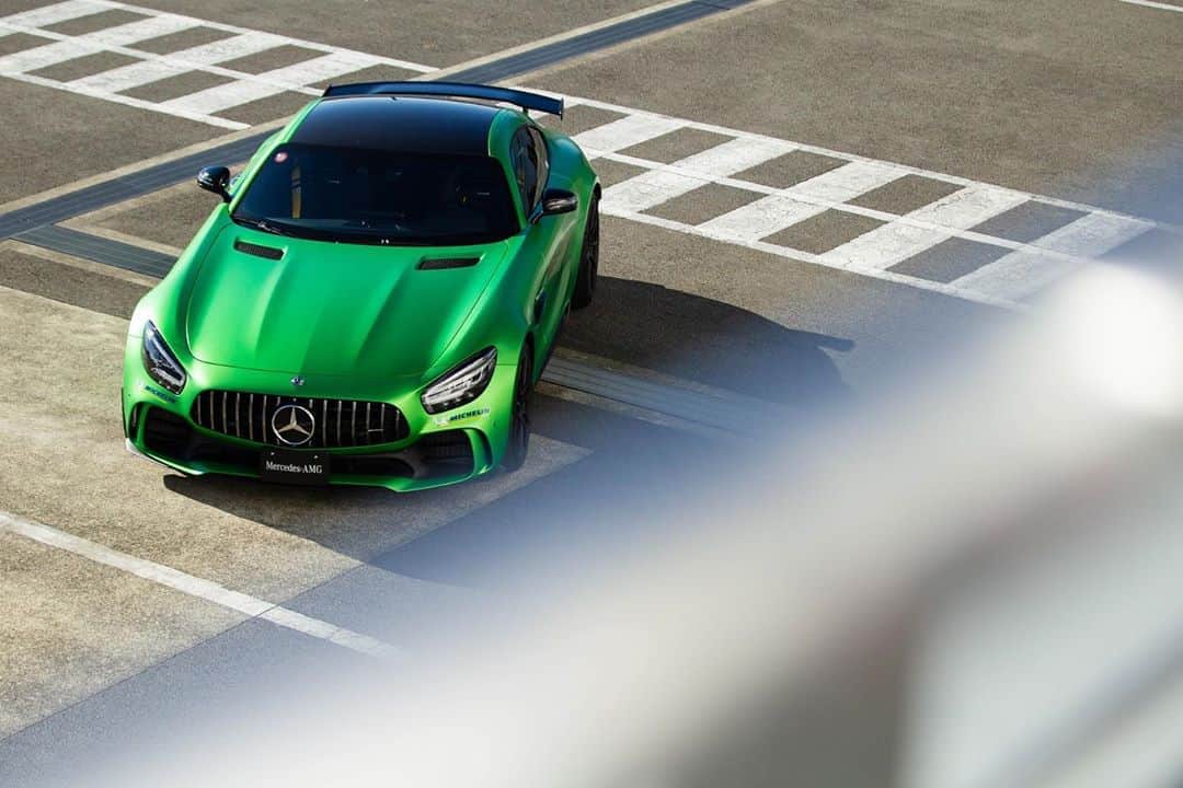 のインスタグラム：「今日から8月！ロケットスタートで駆け抜ける、用意はいい？  #MercedesAMG #mercedesbenzjapan #GTR #MercedesAMGGTR #MBCars #MercedesBenz #メルセデスAMG #AMG #メルセデスAMGGTR #メルセデスベンツ #メルセデス #ベンツ」