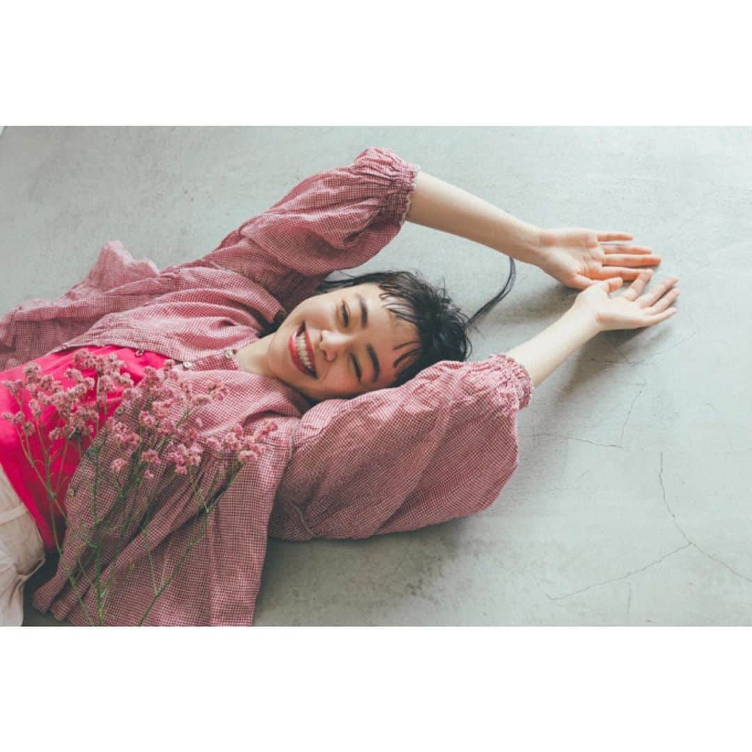 Kanocoさんのインスタグラム写真 - (KanocoInstagram)「【 nest Robe de わがままな別注 】 ギンガムレッド🍰 〜太陽のような笑顔で〜 ギャザーいっぱいの後ろ姿も可愛いんですよ。 赤いギンガムはいつまでたっても、 少女のような気持ちになります🍓 @nest_robe  @kaho__yamaguchi」8月1日 17時22分 - kanococo