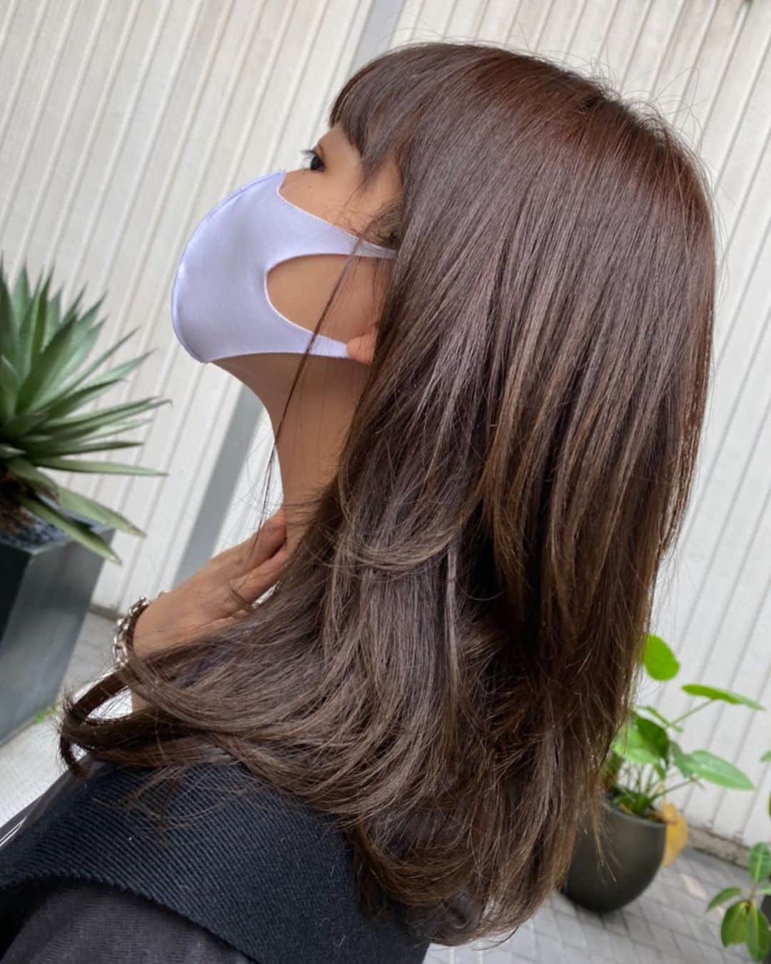 青木大輔のインスタグラム：「春奈ちゃんのヘアースタイル サイドバージョン〜 少し前のウルフよりも 毛先の重さを残し気味にしてます！ サイドとトップのレイヤーは今まで通り切り込んでいるので 動きがこんな感じで出しやすいです！ … カラーは写真のままで加工なし！ カラー担当はもちろんManamiさん  @mana_mi11_tiechel  最近センスに磨きかかっててヤバイ！ ブラウンベージュみたいな色だね〜🍫 … めちゃくちゃ良い髪型です！！ 👍🏽👍🏽👍🏽👍🏽👍🏽 @haruna_kawaguchi_official  @tiechel_official  @tiechel_press  #川口春奈  #tiechel #青木大輔 #ウルフレイヤー #ヘアースタイル」