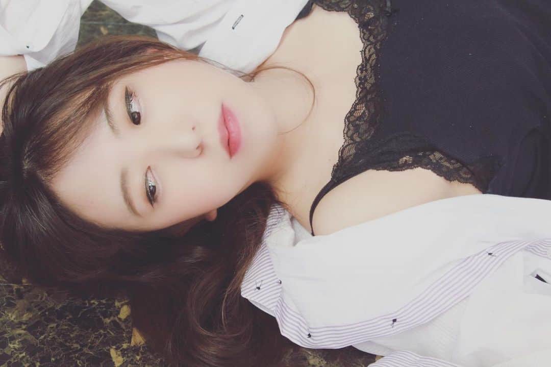 井上麗夢のインスタグラム：「🌻﻿ ﻿ 8月突入！！！！﻿ 今年もあと5ヶ月！(はぇえ)﻿ ﻿ まだまだやることたくさんあるよ﻿ 2020の思い出つくらなきゃ！！﻿ いっそがしー😳🏃‍♀️🏃‍♀️﻿ ﻿ #ポートレート﻿ #被写体﻿ #井上麗夢」