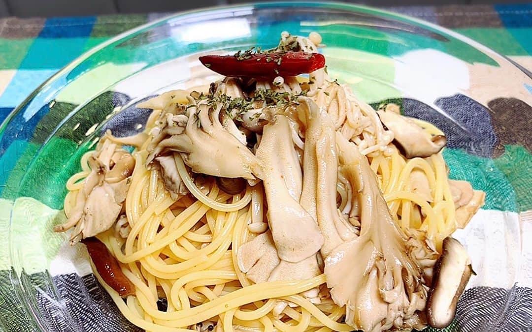 川島章良のインスタグラム：「. . . 今回作ったのは『きのこの冷製パスタ』です。  食物繊維豊富なきのこいっぱいのパスタです。  だしパックダイエットにも使っているマリネのアレンジバージョンです。  鷹の爪も入っているので少しピリッとしてますよ。  お子様いたらなしで大丈夫👌  材料 ・だしパック　1/2パック ・まいたけ　適量 ・しめじ　　適量 ・えのき　適量 ・椎茸　　　適量 ・パスタ　1束 ・鷹の爪　三本 ・レモン汁　大さじ2 ・米酢　75ml ・醤油　小さじ1  マリネは大量に作っておいて色々な料理に添えたり 乗せたりできますよ。  #だしパックダイエット  #かわだしクッキング  #冷製パスタ #きのこの冷製パスタ #きのこ #だしパック料理研究家  #だしパック #パスタ」