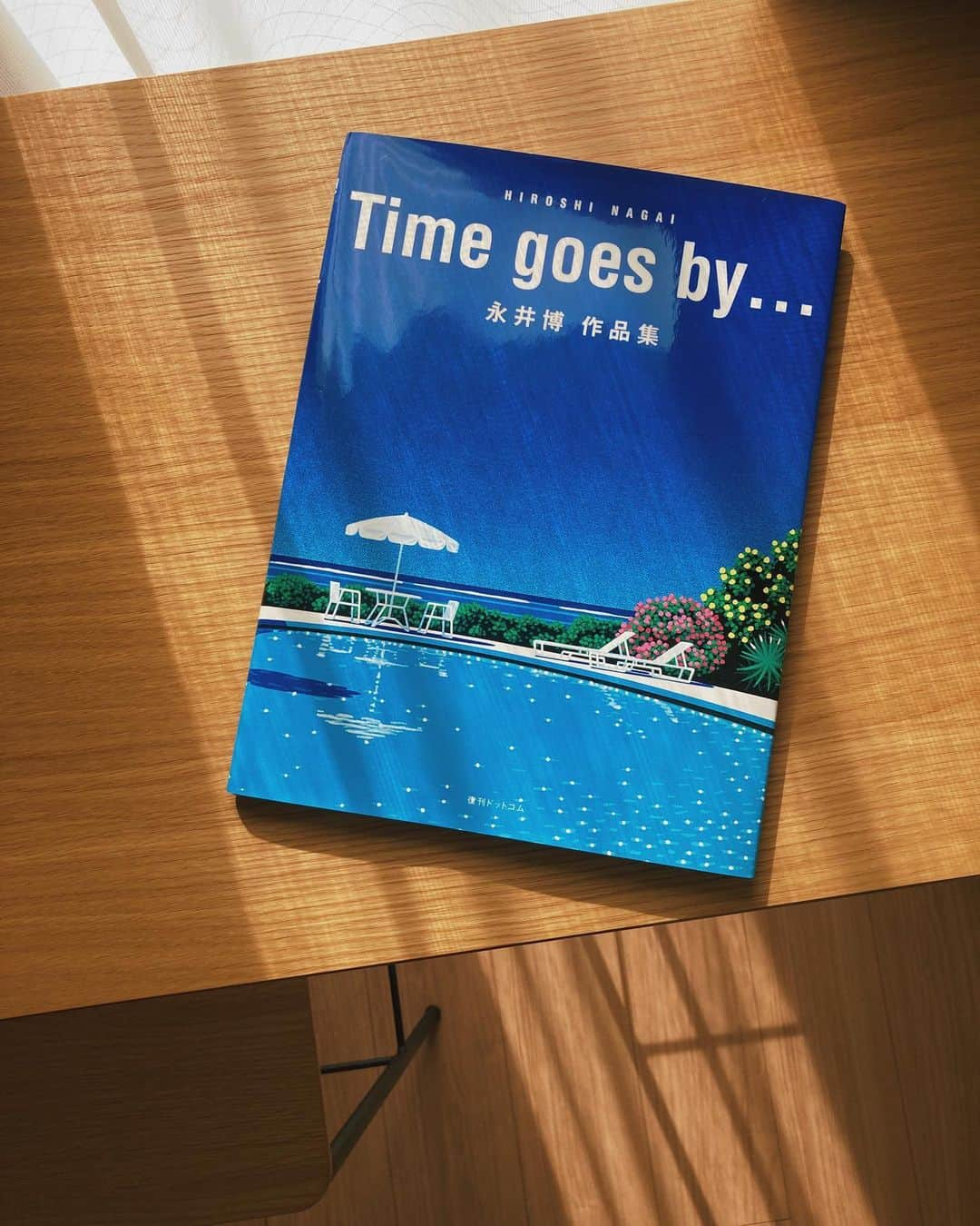 小林ようさんのインスタグラム写真 - (小林ようInstagram)「💙🤍💙 旅行にいきたい欲を本や映画で落ち着かせてる✈️ . #Timegoesby #illustration #artbook #summervacation #永井博 #作品集 #お気に入り」8月1日 17時19分 - yoco12