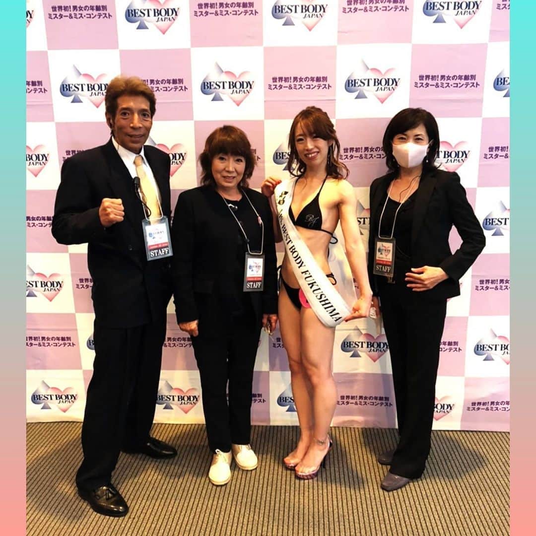 松野行秀さんのインスタグラム写真 - (松野行秀Instagram)「今日は『ベストボディ・ジャパン2020福島大会』が開催されました‼️ · · · ベストボディ・ジャパンは、世界初の男女の年齢別ミスター＆ミスコンテストを開催している団体で日本最大のコンテスト団体です。 · · · 本日も、私はキャストとして進行のお手伝いをさせて頂きました😊 · · · 『寄り添う・向き合う・支える』をモットーに、大会出場経験者として、選手の皆さんの気持ちに寄り添えるように精一杯頑張ってキャストを務めさせて頂きました😄 · · · 大会は、コロナウイルス感染防止ガイドラインに則った感染防止対策を厳重に行なった上での開催となりました。 · · · 朝から青空が広がり、久し振りに太陽が燦々と降り注いだ今日の福島市・・・受け付け開始の午前11時には、出場者の皆さんは、元気に会場となった福島テルサFTホールにお集まりになりました。 · · · ルールミーティング、緒準備に続いて定刻の12:30から審査はスタート・・・男性は年代別にフレッシャーズクラス、ミドルクラス、マスターズクラス、ゴールドクラス、レジェンドクラス、女性は同じく年代別にガールズクラス、レディースクラス、ウーマンズクラス、クイーンクラス、プラチナクラスの合計10部門で審査が行われました。 · · · 各部門予選が終わった後は、ファイナリスト(予選通過者)によるファイル審査が行われ、選手の皆さんは、各クラス上位2位までに入賞された方々が、ご自身の年齢区分にあたるクラスで、12月に開催される日本大会への出場資格を獲得致しました。 · · · 本番に臨む前の皆さんの緊張に満ちた真剣な眼差し・・・コンテストなので入賞出来た方も出来なかった方もおりますが、大会が終了した後は、皆さんの顔は爽やかな笑顔で満ち溢れておりました。 · · · 私の所属するフィットネスジムDNAのトレーナー静香さんもガールズクラスで見事準グランプリを受賞されました🙆 · · · お陰様で、今日はベストボディ・ジャパン2020福島大会で有意義な1日を過ごさせ頂きました👍 · · 【福島大会審査委員】 ■谷口 智一（福島大会審査委員長/ベストボディ・ジャパン会長兼CEO ） · ■吉田 和彦　(ベストボディ・ジャパン　スーパージャッジ/ベストボディ・ジャパン2015、2017日本大会ゴールドクラスグランプリ/ベストボディ・ジャパン2019日本代表) · 【スポンサー企業】 ■株式会社ローソンエンターテインメント様 https://l-tike.com/ · ■株式会社医食同源ドットコム様 http://www.ishokudogen.com · ■contribution様 https://contribution-official.com · ■フランス総合医療株式会社様 http://www.france-sougouiryou.co.jp/ · ■株式会社江戸ヴァンス様 http://edovance.tokyo/ · 【大会企画・制作】 BEST BODY株式会社 · 【主催】 一般社団法人ベストボディ・ジャパン協会 · #bestbodyjapan  #bestbody  #bestbodyjapan2020 #bbj  #ベストボディジャパン  #ベストボディジャパン2020 #ベストボディジャパン2020福島大会 #ベストボディジャパン福島大会 #谷口智一 #吉田和彦 #ゴージャス松野」8月1日 17時24分 - g.matsuno