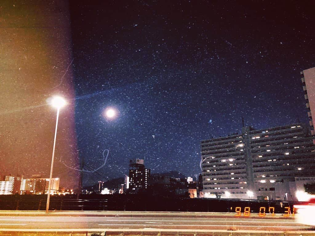 脇田唯さんのインスタグラム写真 - (脇田唯Instagram)「🌃 夜に駆け出しそうな音楽と 息切れしそうな私の涙腺と いつか一緒に歩いた河川敷 雪も星も幻だとしてもいい この滲んだ瞳で見つめた夜 全てぼやけてしまえばいい」8月1日 17時33分 - post_yui