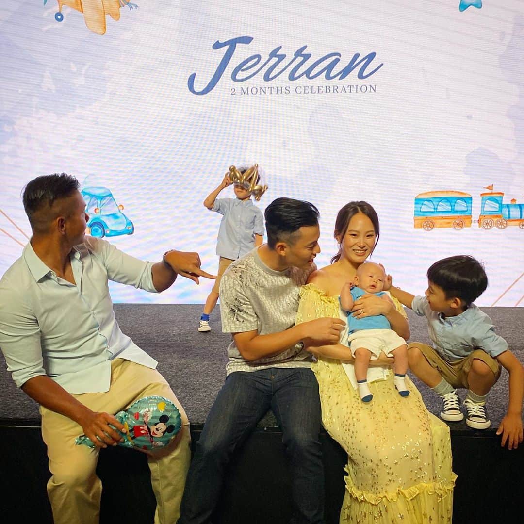 陳建州さんのインスタグラム写真 - (陳建州Instagram)「可愛的小生命Jerran 的誕生，讓大家最近都好開心～飛飛翔翔也很興奮的可以當哥哥，上台狂舞欲罷不能⋯🤣🤣🤣  在Jerran 雙滿月的派對上每個人都為 @jonathanhan_oo & @xtalchang  感到開心，覺得他們一家人是被上帝祝福的！  但今天最被祝福的應該是小亨堡了⋯ 遊戲環節贏得韓爺爺的大紅包！  她說晚上要請我吃飯⋯  先謝謝嘍 @h78224  🤣🤣🤣🤣🤣🤣」8月1日 17時34分 - blackielovelife