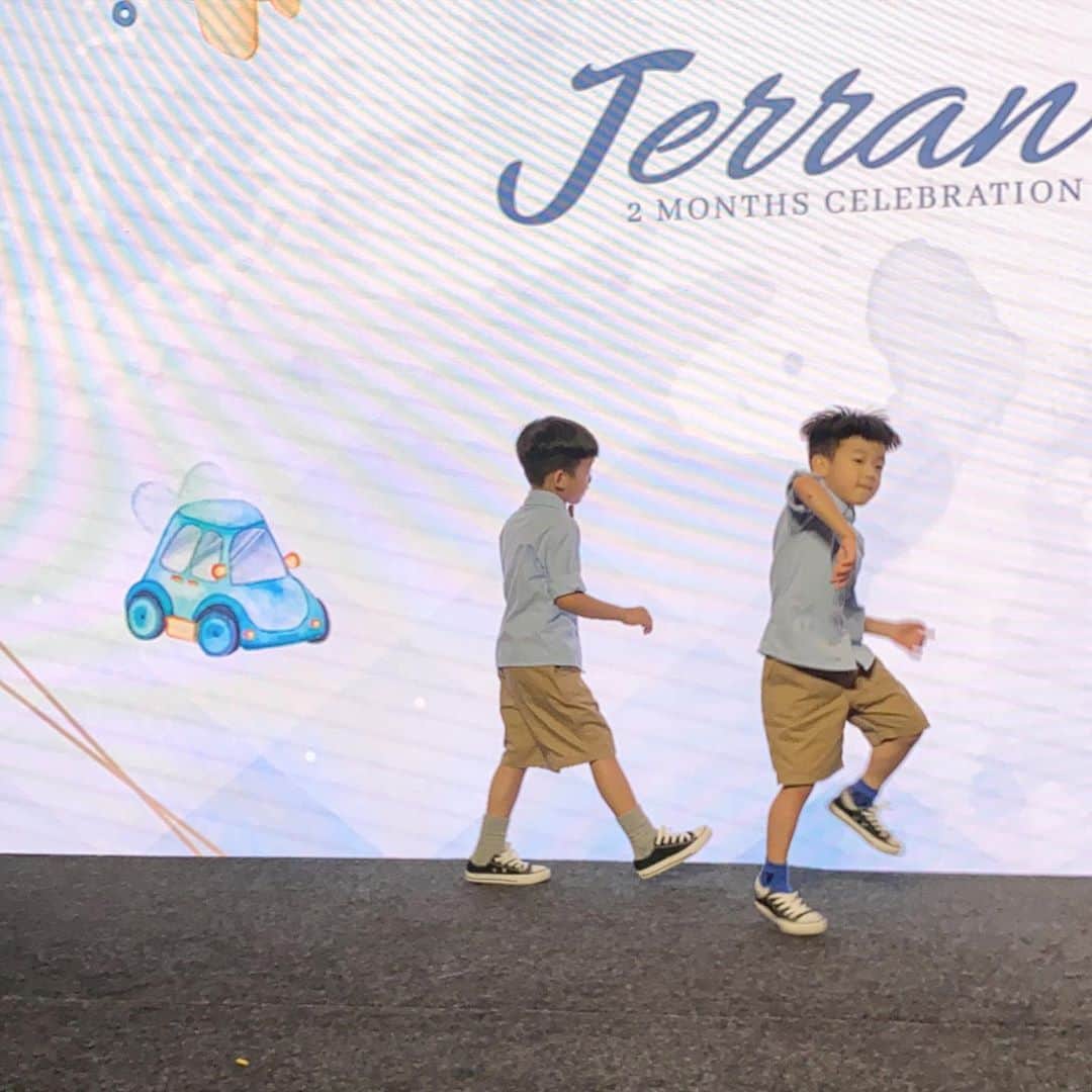 陳建州さんのインスタグラム写真 - (陳建州Instagram)「可愛的小生命Jerran 的誕生，讓大家最近都好開心～飛飛翔翔也很興奮的可以當哥哥，上台狂舞欲罷不能⋯🤣🤣🤣  在Jerran 雙滿月的派對上每個人都為 @jonathanhan_oo & @xtalchang  感到開心，覺得他們一家人是被上帝祝福的！  但今天最被祝福的應該是小亨堡了⋯ 遊戲環節贏得韓爺爺的大紅包！  她說晚上要請我吃飯⋯  先謝謝嘍 @h78224  🤣🤣🤣🤣🤣🤣」8月1日 17時34分 - blackielovelife
