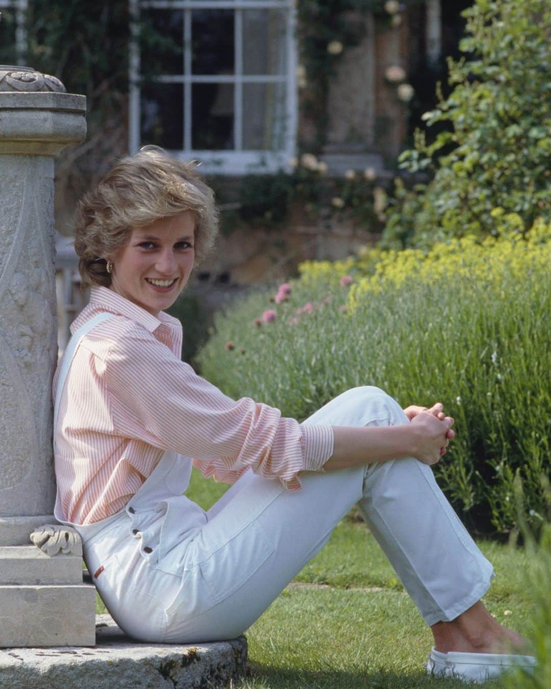 British Vogueさんのインスタグラム写真 - (British VogueInstagram)「#PrincessDiana could do megawatt style with ease, but the People’s Princess looked at her most relaxed in jeans, whether on the school run or campaigning in Angola. Conveying a message of practicality, workaday denim gave her look a dose of normality. At the link in bio, see 15 denim looks that depict the down-to-earth mother, philanthropist and sporting enthusiast in off-duty mode.  Photographed by Tim Graham in 1986.」8月1日 17時35分 - britishvogue