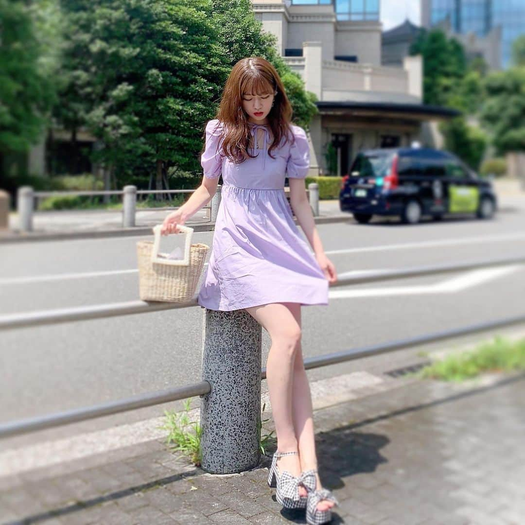 りなぴよさんのインスタグラム写真 - (りなぴよInstagram)「💜💜💜  8月ー！と同時に梅雨明け🐸 今日はすごい晴れてていい天気☀️ 色々切り替えて良いスタートダッシュが切れそう！✨  ラベンダー色のワンピース🕊 これはH&Mのだよん！ シンプルなのでギンガムチェックのサンダルを合わせてみました🐼  ・ ・ ・」8月1日 17時42分 - piyo_na_ri_