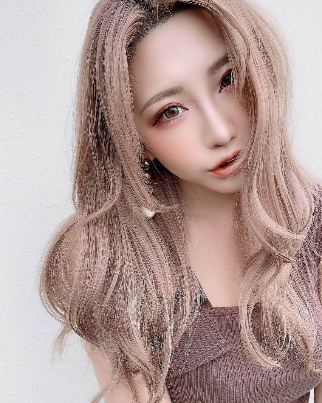 春咲ひなたのインスタグラム：「センターで分けるようにしてから 巻くこと増えたなぁ🦦🤎 . #巻き髪#ゆるまき#無造作ヘア#センターパート#センター分け#アイシャドウ#ダイソーコスメ#urglam #東京#新宿#歌舞伎町#キャバ嬢#もはや#元キャバ嬢#マツエク#春咲ひなた#YouTube#youtuber . YouTubeに関する問い合わせ先♡  株式会社YEEELL 〒150-0002  東京都渋谷区渋谷3-27-11 祐真ビル新館5F  info@yeeell.jp」