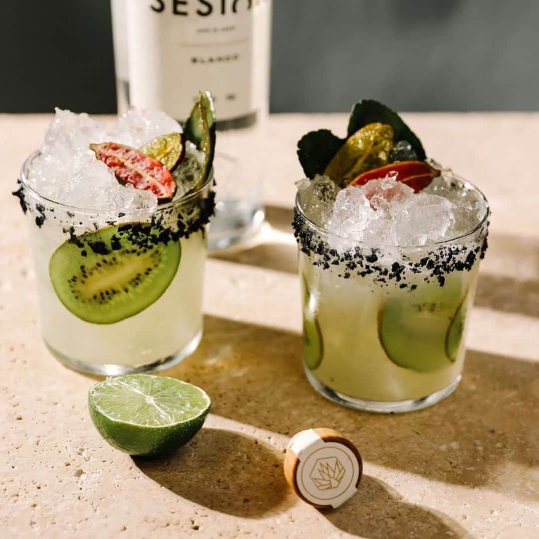 ジェニファー・ホーキンスのインスタグラム：「Yes! Spicy Marg for the weekend.👌🏽 45ml Sesión Blanco  15ml Ancho Reyes Verde or your own spice.  15ml Kiwi Kaffir syrup  20ml lime juice   Kiwi Kaffir syrup – 5 peeled Kiwi Fruit & slice. Add to 250ml Boiling water, simmer for 10mins. Add 4 Kaffir Lime leaves, steep for 2 mins. Remove leaves, add 200g sugar & stir until dissolved. Take off the heat, leave to cool slightly, & blend. Strain.  Shake all ingredients & strain over ice. @danmurphys @sesiontequila」