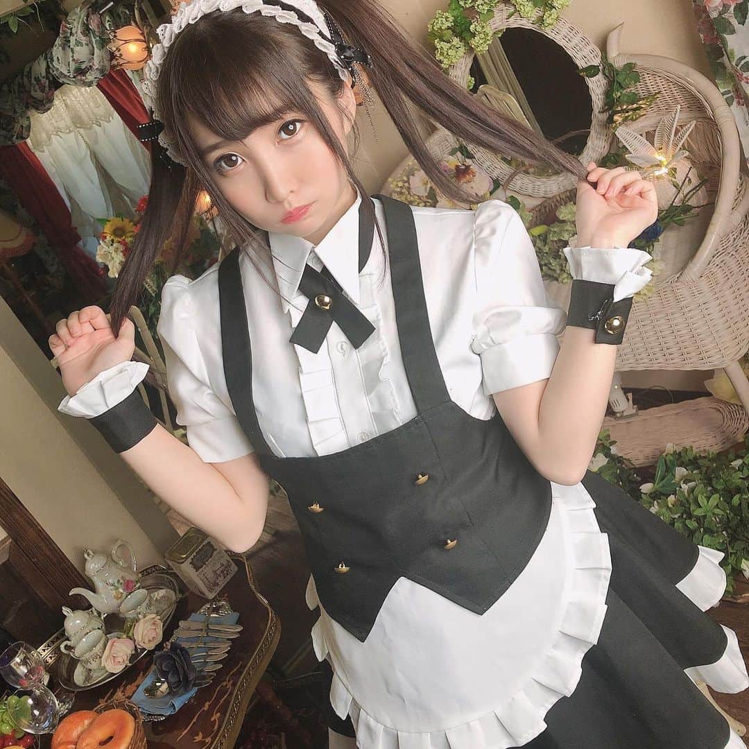 枢木あおいのインスタグラム：「コスプレって いつもと違う自分になれる気がして とてもすき  #コスプレ #メイド #レムりん #キズナアイ #枢木あおい」