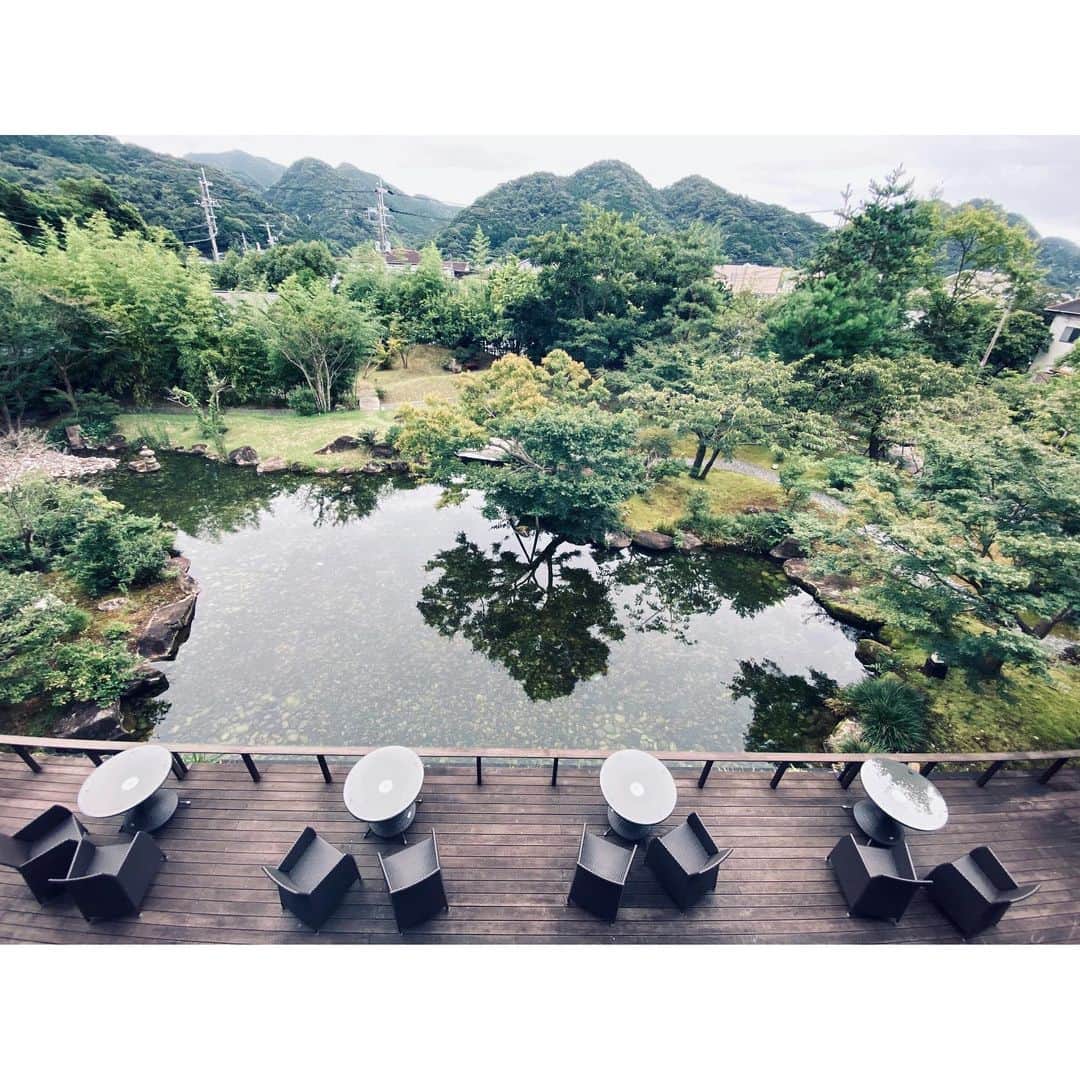 Hiroe Hiranoさんのインスタグラム写真 - (Hiroe HiranoInstagram)「伊豆半島にある温泉お宿へ♨️﻿ 1000年以上の歴史ある場所。﻿ ﻿ 丁寧に手入れされている﻿ 緑いっぱいの日本庭園🌿🌳﻿ ﻿ チェックインの時に﻿ ここのテラスでお茶を🍵﻿ わたしのスーパーマンと😎✨  アメリカ人ですが、情緒溢れる 日本の文化や歴史がとてもお好きで💎 おかげで私も学びが多々あります。 ﻿ 温泉やお食事もすごく良かったので、﻿ またシェアしますね☺️ ﻿  こういう部屋数の少ないブティック系やお宿が好み。　　 大人の空間でした✨  両親を連れていきたいなー🌟﻿ 素敵な場所は、大切な人と共有したい💓﻿ ﻿ 旅ってなんて心を豊かにしてくれるんだろう。 旅は自分の人生に欠かせないGOOD TOOL✌️﻿ ﻿ 早く安心安全に、﻿ 国を行き来できる時が楽しみだね🌈﻿ ﻿  #japan #日本　#温泉　#日本庭園﻿ #結婚記念日　#anniversarytrip  #伊豆半島」8月1日 17時52分 - hiroe_hirano