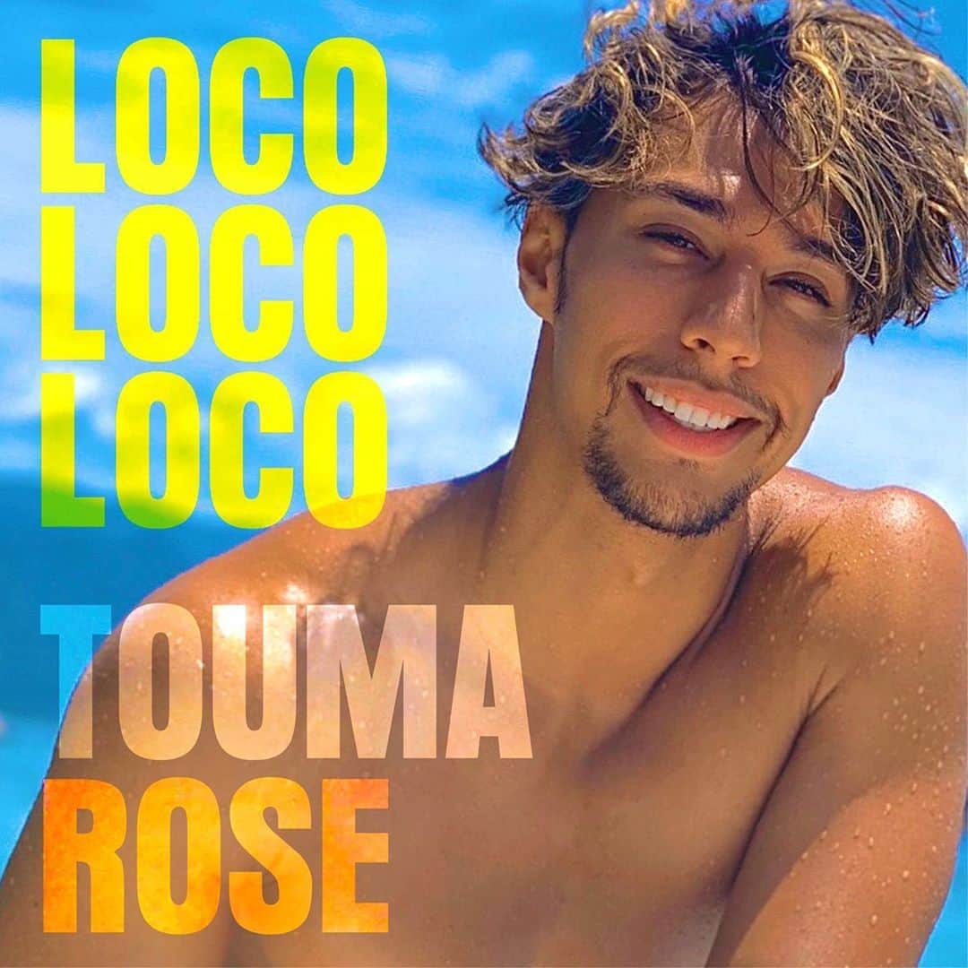 當間ローズのインスタグラム：「🌹緊急速報🌹 お知らせです！^ ^ 8月19日に當間ローズ最新曲がついに配信される事になりました！🙌🙌🙌 僕自身が作詞、作曲、MVのプロデュース&編集まで自分で一から手掛けた夏に合う最高の一曲「LOCO LOCO LOCO」💃🕺💃 彼女の熱い視線、揺れる体にLOCO LOCO LOCOになって行く當間ローズを是非楽しみにしていて下さい🌹 この夏は LOCO LOCO LOCOで盛り上がりましょう🙌🙌🙌  🌹Aviso🌹 Finalmente no dia 19  de agosto vou poder lançar minha música nova escrita e produzida por mim mesmo “LOCOLOCOLOCO”!!!!🙌🙌🙌 Perfeita para ouvir na praia e se divertir nesse verão!!!Apesar de estarmos sofrendo com esse vírus Corona espero que a musica traga alegria para todos vocês!!!💃🕺💃 Não percam!!! Ela estará disponível em todos os tipos de sites musicais e aplicativos como Spotify, ITunes, Apple Music e etc.....🌹  🌹News🌹 Finally I will be able to share with you guys my newest song all produced and written by my self “LOCOLOCOLOCO”!!!🙌🙌🙌 A perfect Latin sound song for you Gus enjoy your summer!!!!!🌹 You will be able to download it from ITunes, Apple Music, Spotify etc... From 16th of this month Augusto!!! Don’t miss it💃🕺💃  #當間ローズ  #ラテン  #ハーフ  #モデル #バチェロレッテ　#愛と筋肉のハイブリット #toumarose #singer #Artist #Model #Tokyo  #Brazilian #brasil  #italian #fashion #fitness #muscle #body #workout #sexy」
