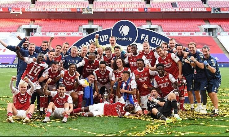 ローラン・コシールニーのインスタグラム：「Well done boys for the trophie ! 🏆  .  .   .  @arsenal  #facup」