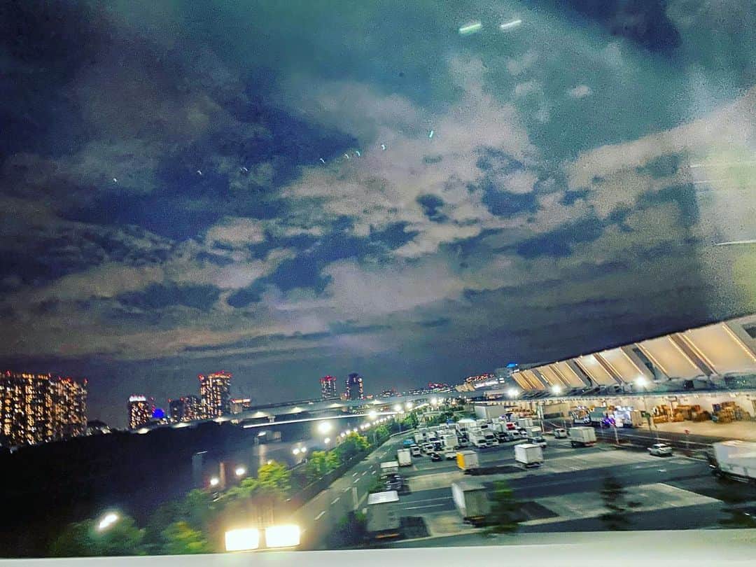 雅-MIYAVI-さんのインスタグラム写真 - (雅-MIYAVI-Instagram)「Back home. 回来了。今天也感谢生命🙏🏻「今日も燃え尽きたか？」#Tokyo #Night #Life」8月2日 3時18分 - miyavi_ishihara