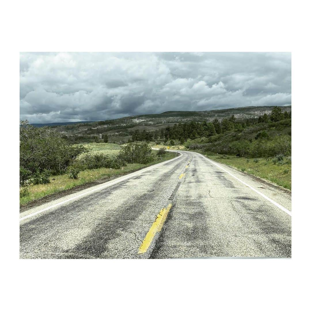 ジェニー・ガースさんのインスタグラム写真 - (ジェニー・ガースInstagram)「This is scenic Bi-way 12. It cuts thru southern Utah and is pretty special. You go thru Capital Reef National Park, Grand Staircase Escalante National Monument, Bryce Canyon National Park and down to Zion Nat’l Park.  Definitely stop in Boulder Town where there’s a cute spot for a picnic.」8月2日 3時20分 - jenniegarth